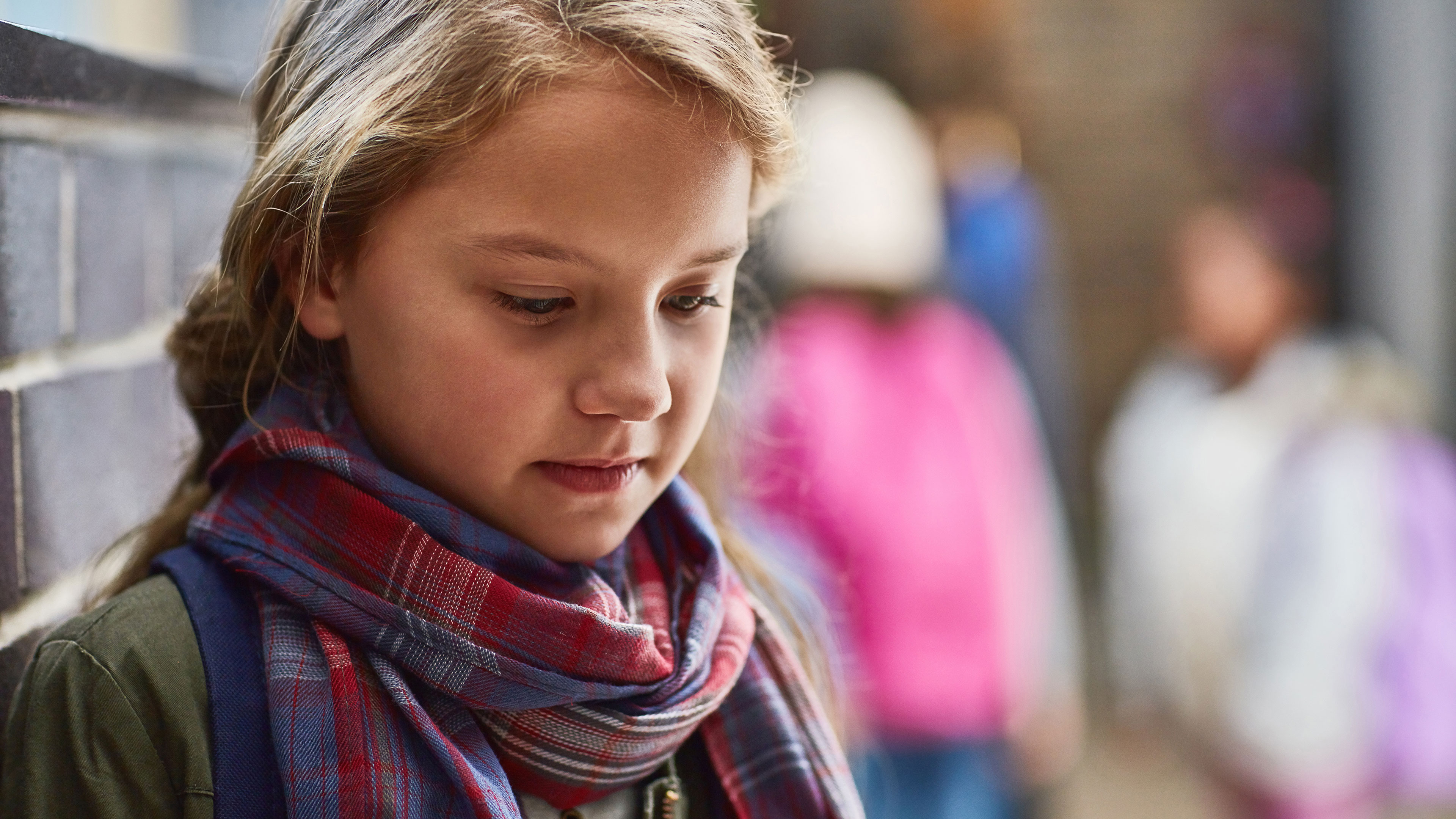 Trist pige med blikket rettet mod jorden