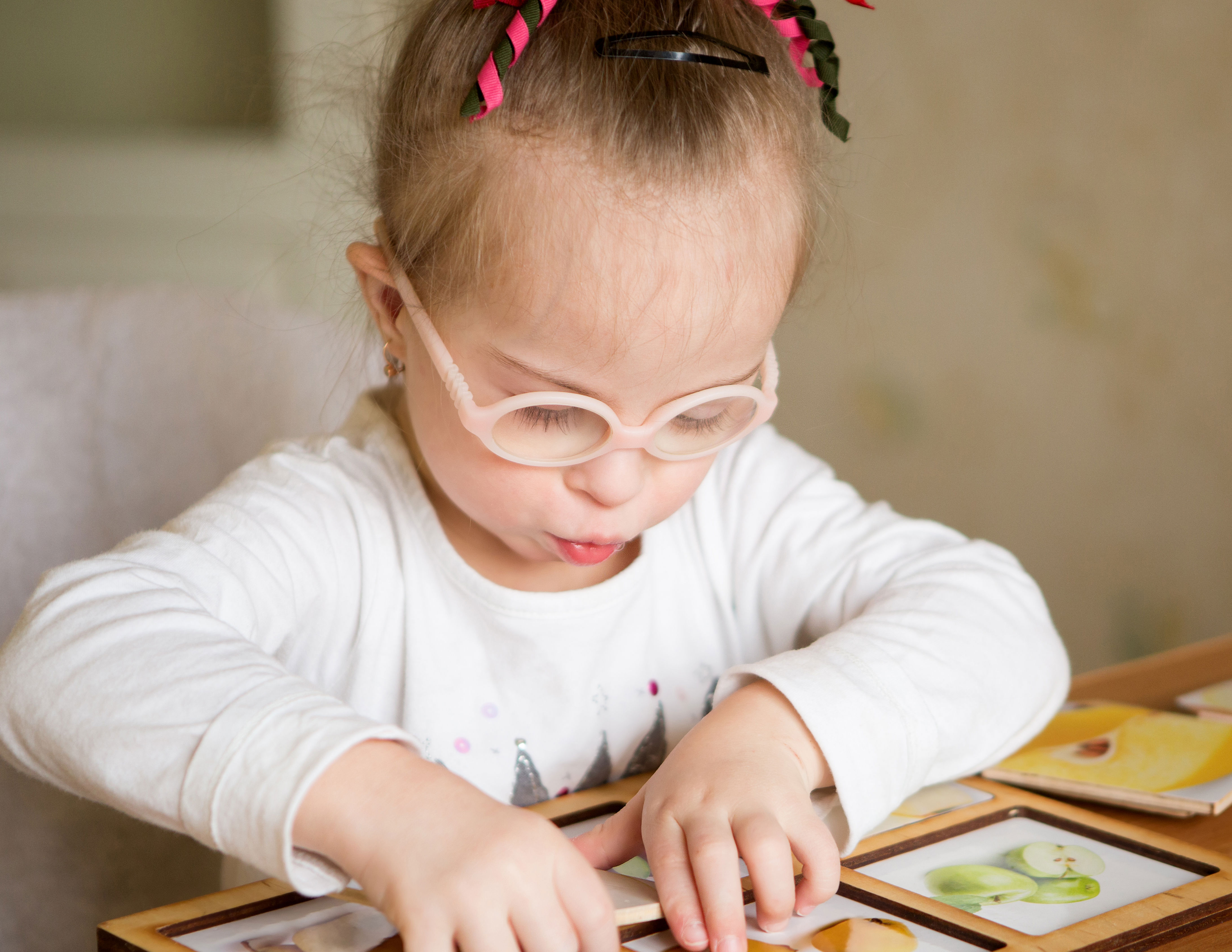 Pige koncentrerer sig om puslespil