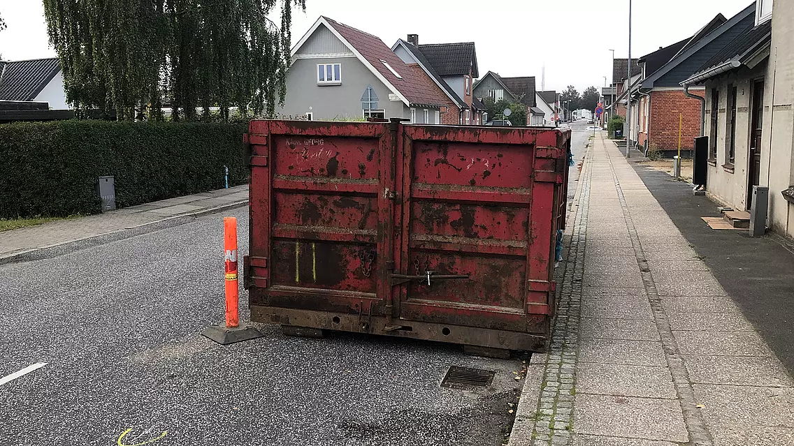 Container placeret på vejareal