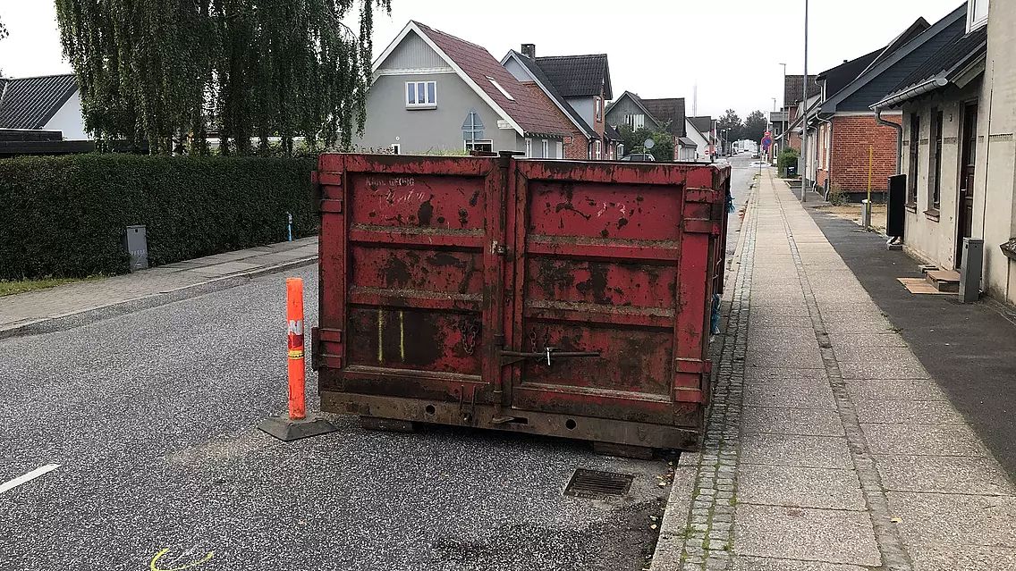 Container placeret på vejareal