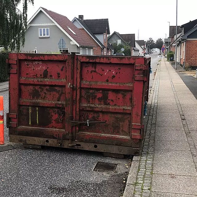 Container placeret på vejareal