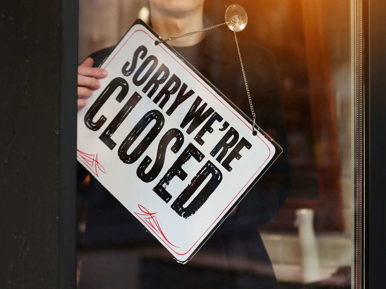 Skilt i døren med ordlyden 'Sorry we're closed'