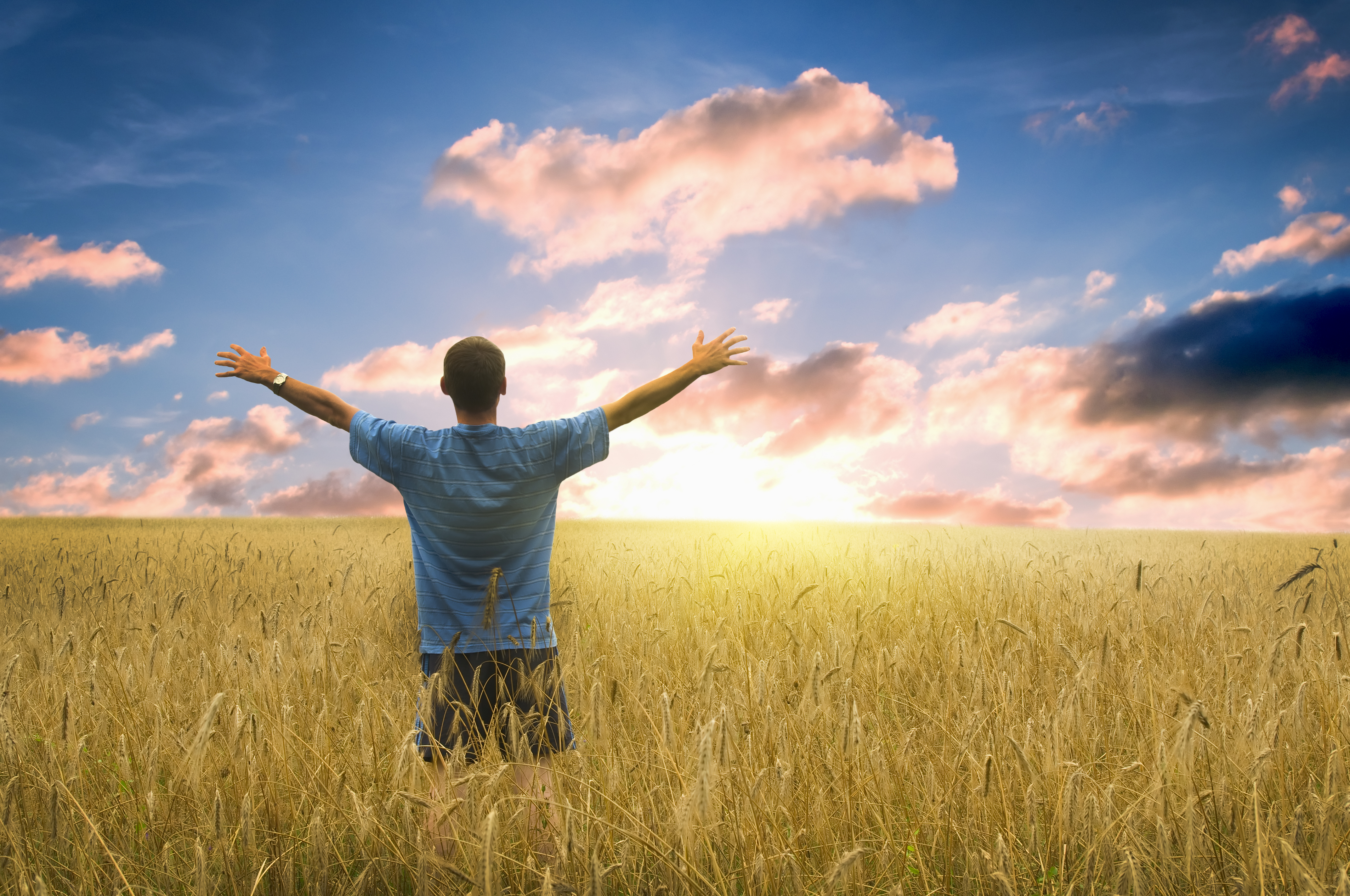 Mand der ser på horisonten med arme ude