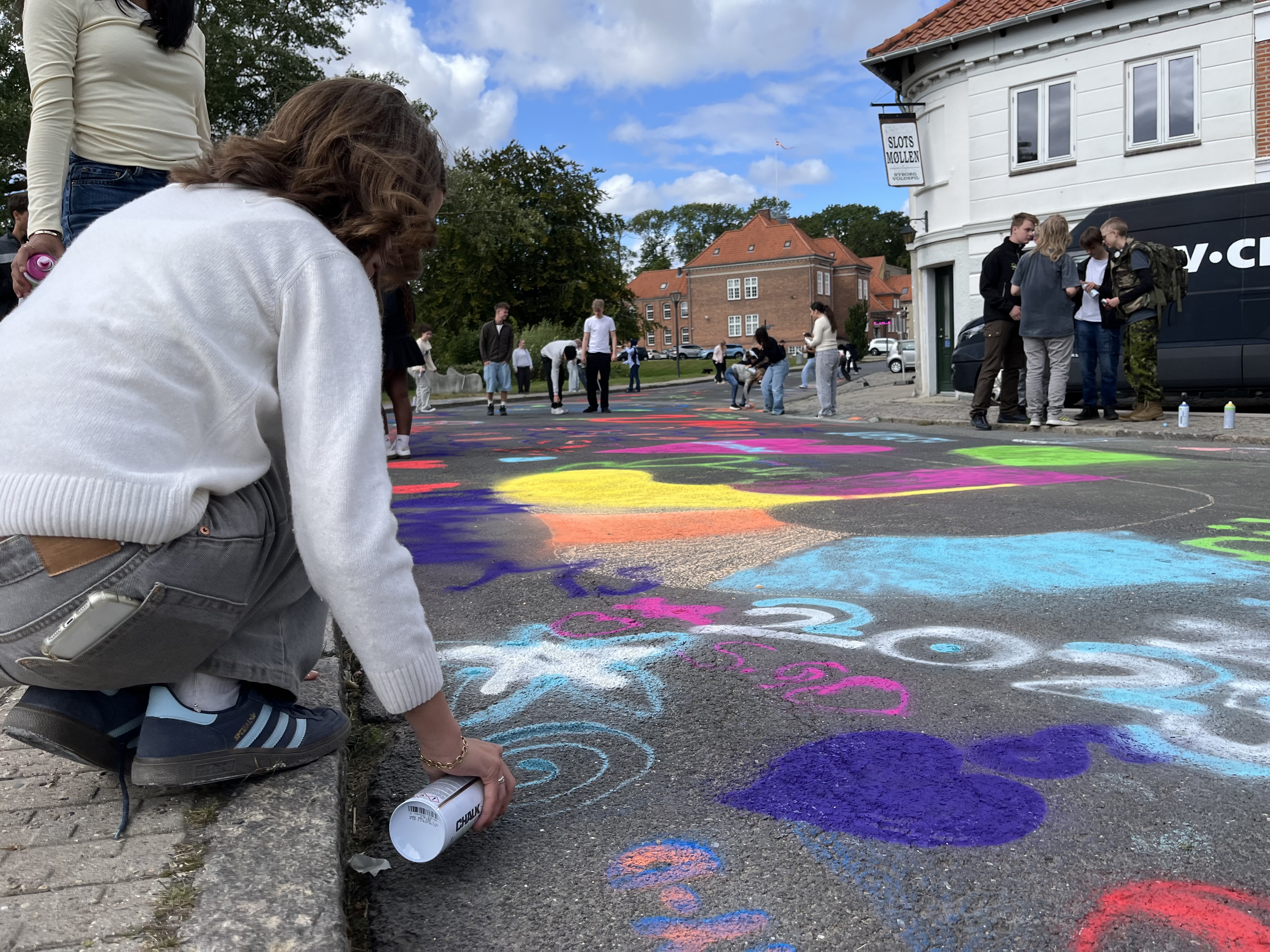 Unge mennesker laver streetart til NYD 2025
