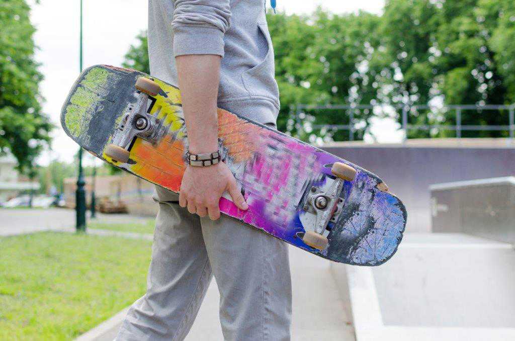 Dreng med skateboard i hånden