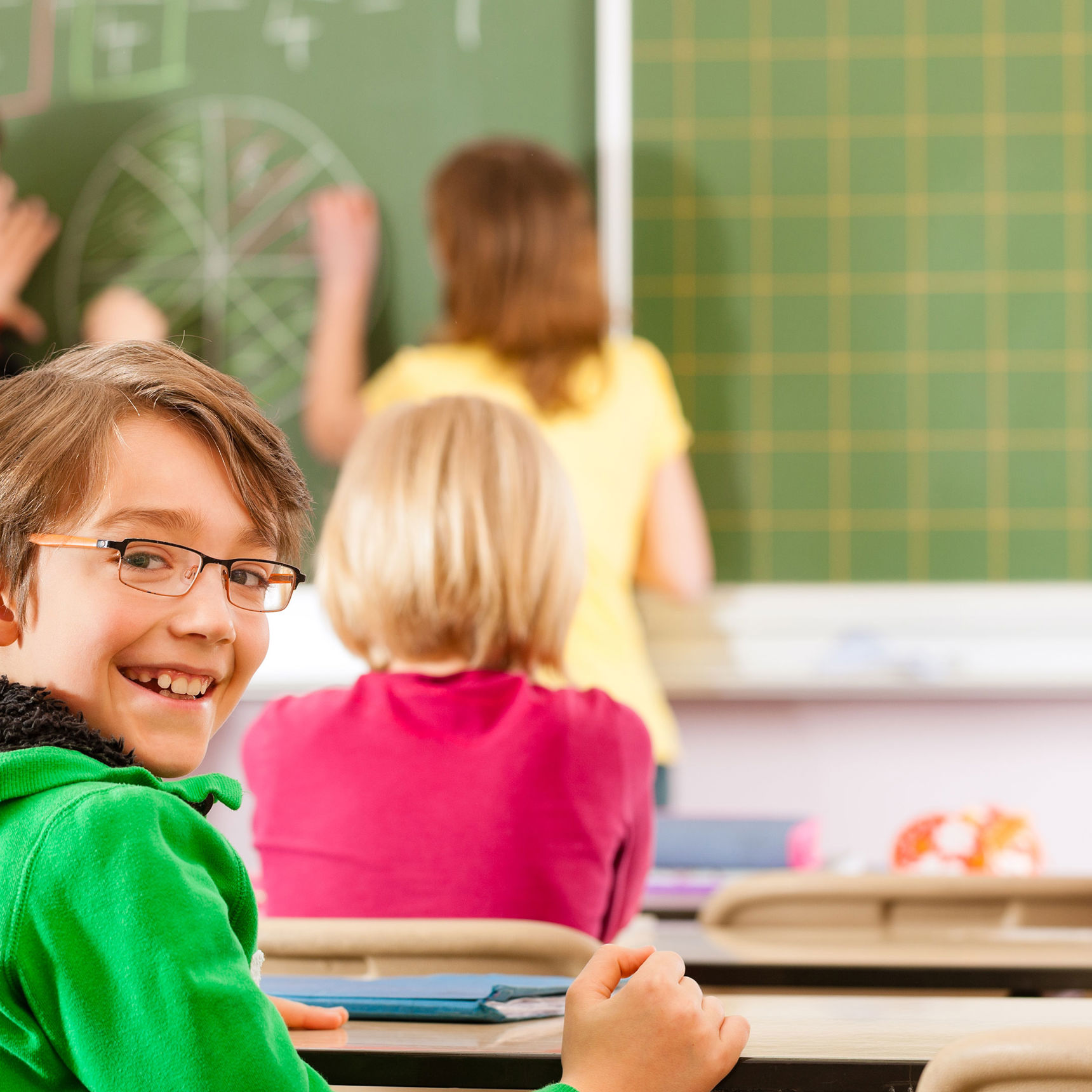 En smilende skoleelev i en skoleklasse