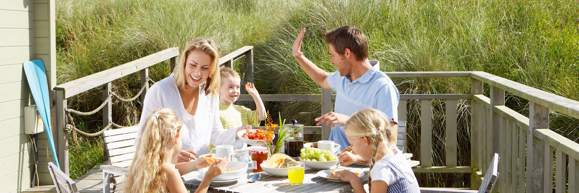 Familie der spiser udendørs i deres sommerferie