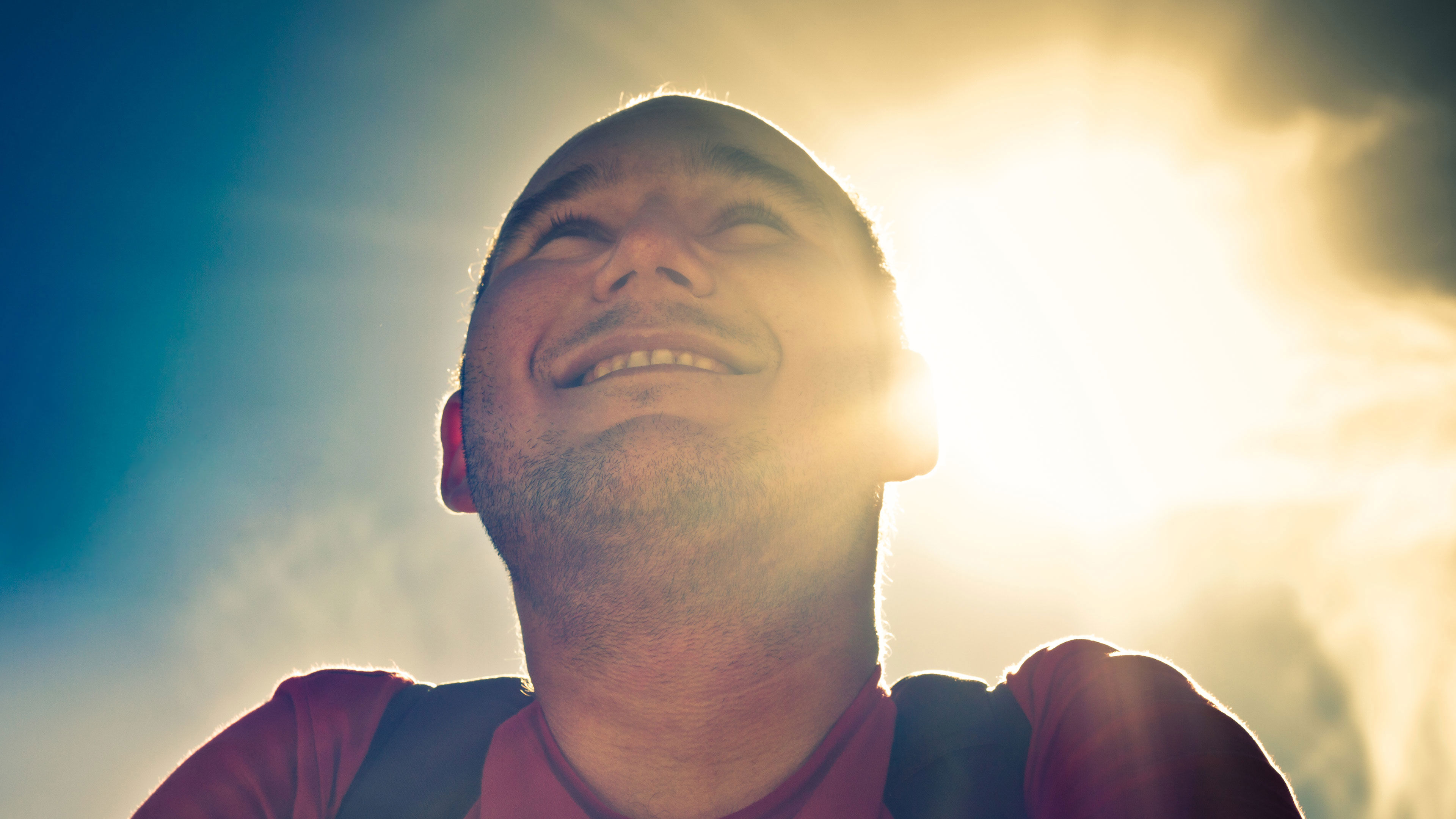 En mand med rygsæk og sol i nakken