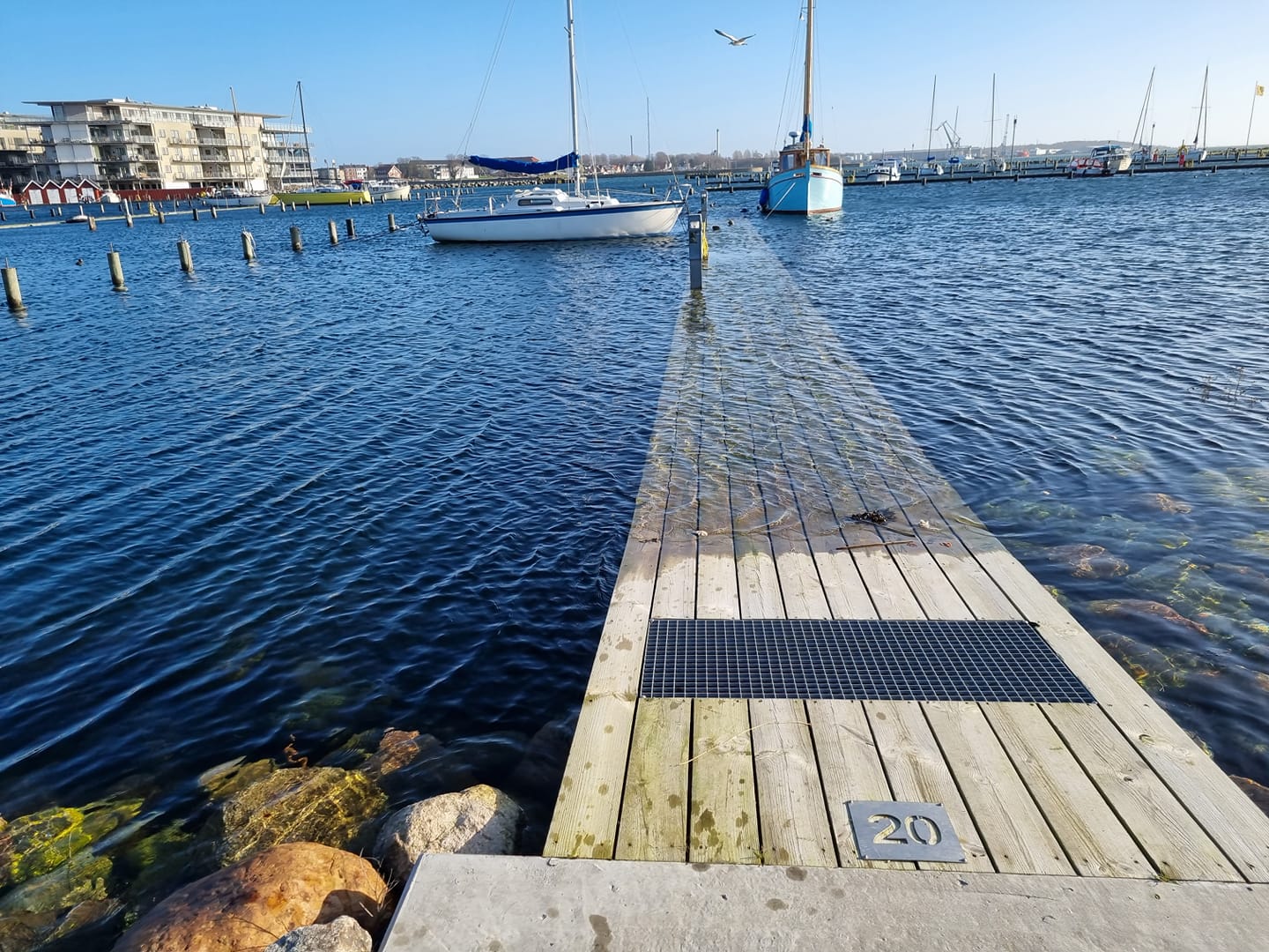 Oversvømmelse ved bro ved Nyborg Marina