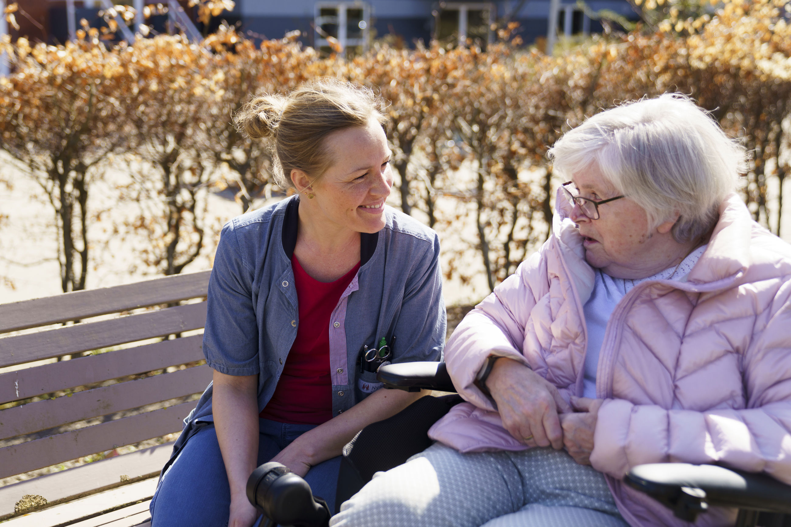 Plejer sidder med ældre