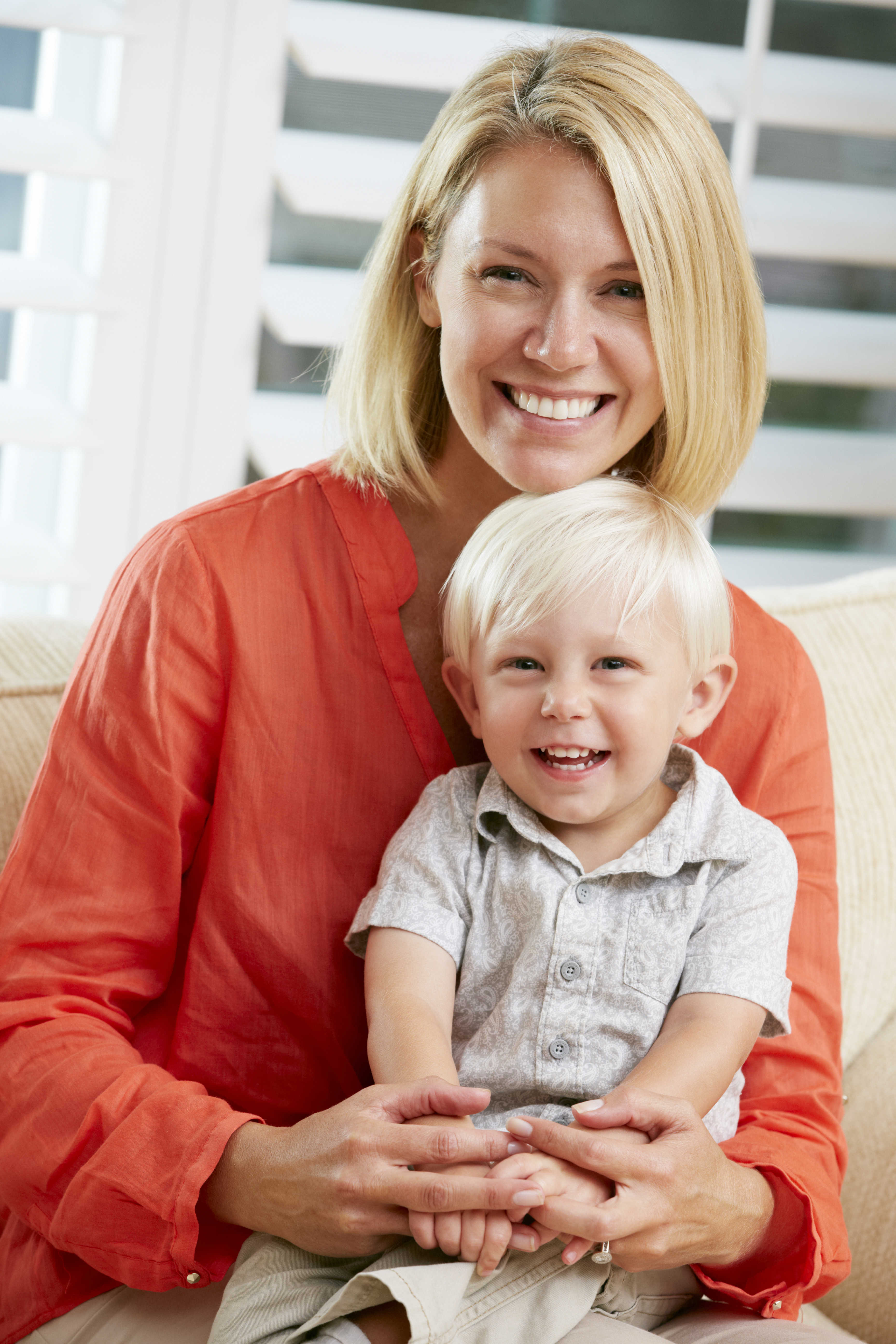 Mor og barn der smiler bredt