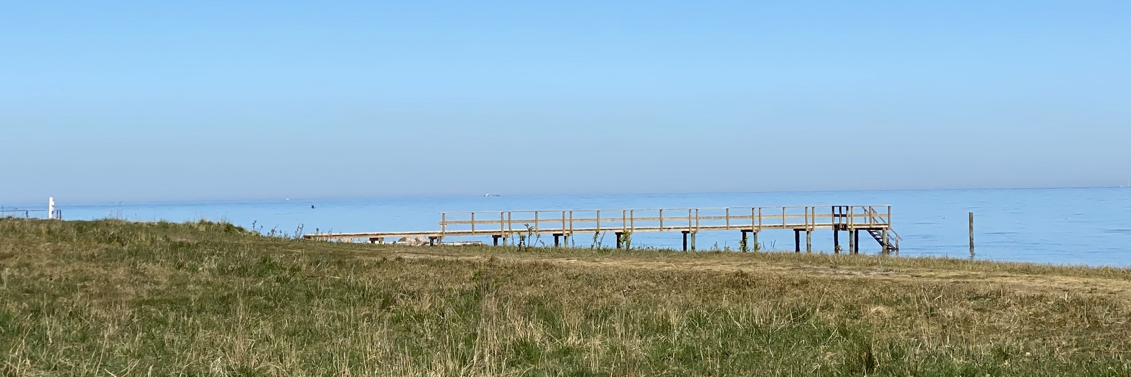 Strand og badebro