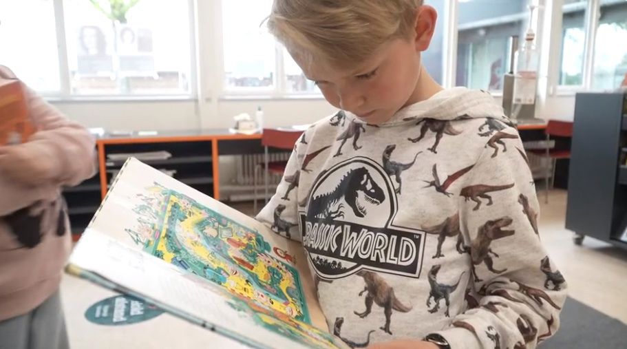 Børn på skolebiblioteket