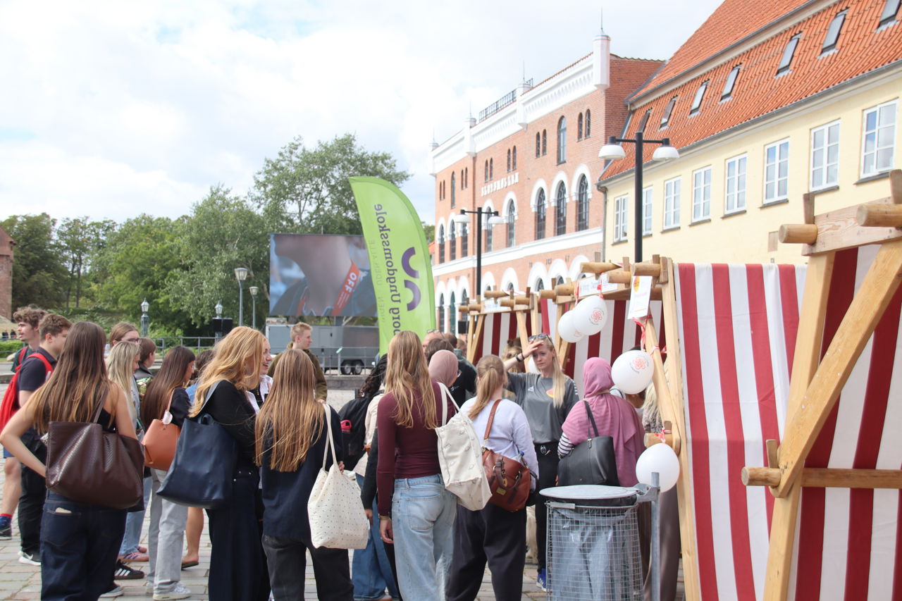 Unge mennesker på torvet til NYd