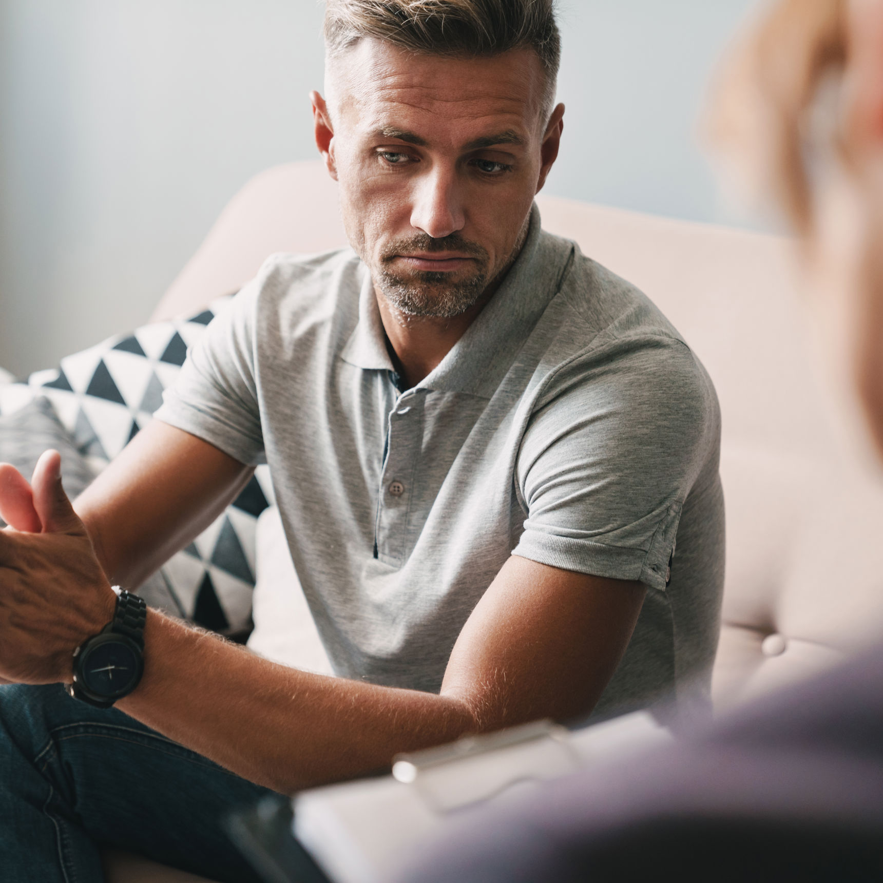 Mand der modtager rådgivning