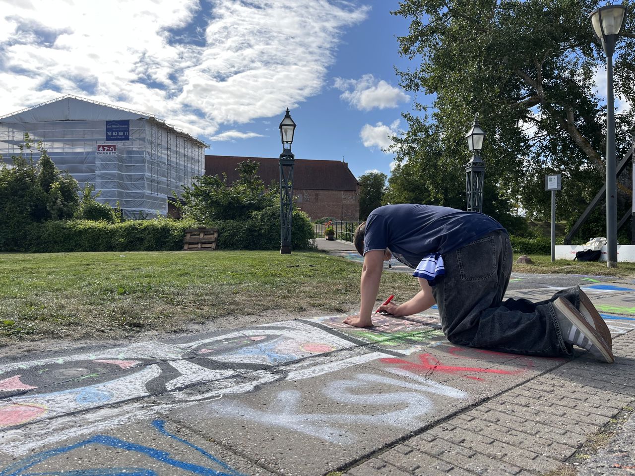 Ung laver kunst til nyd foran Nyborg Slot