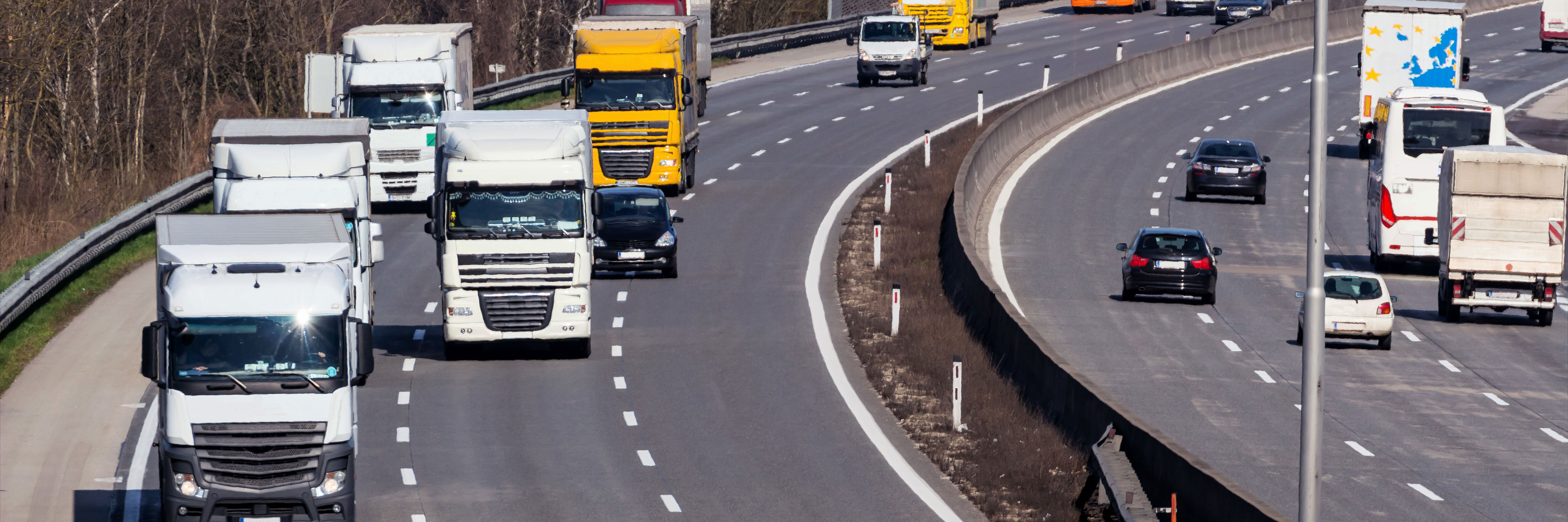 Lastbiler på motorvej