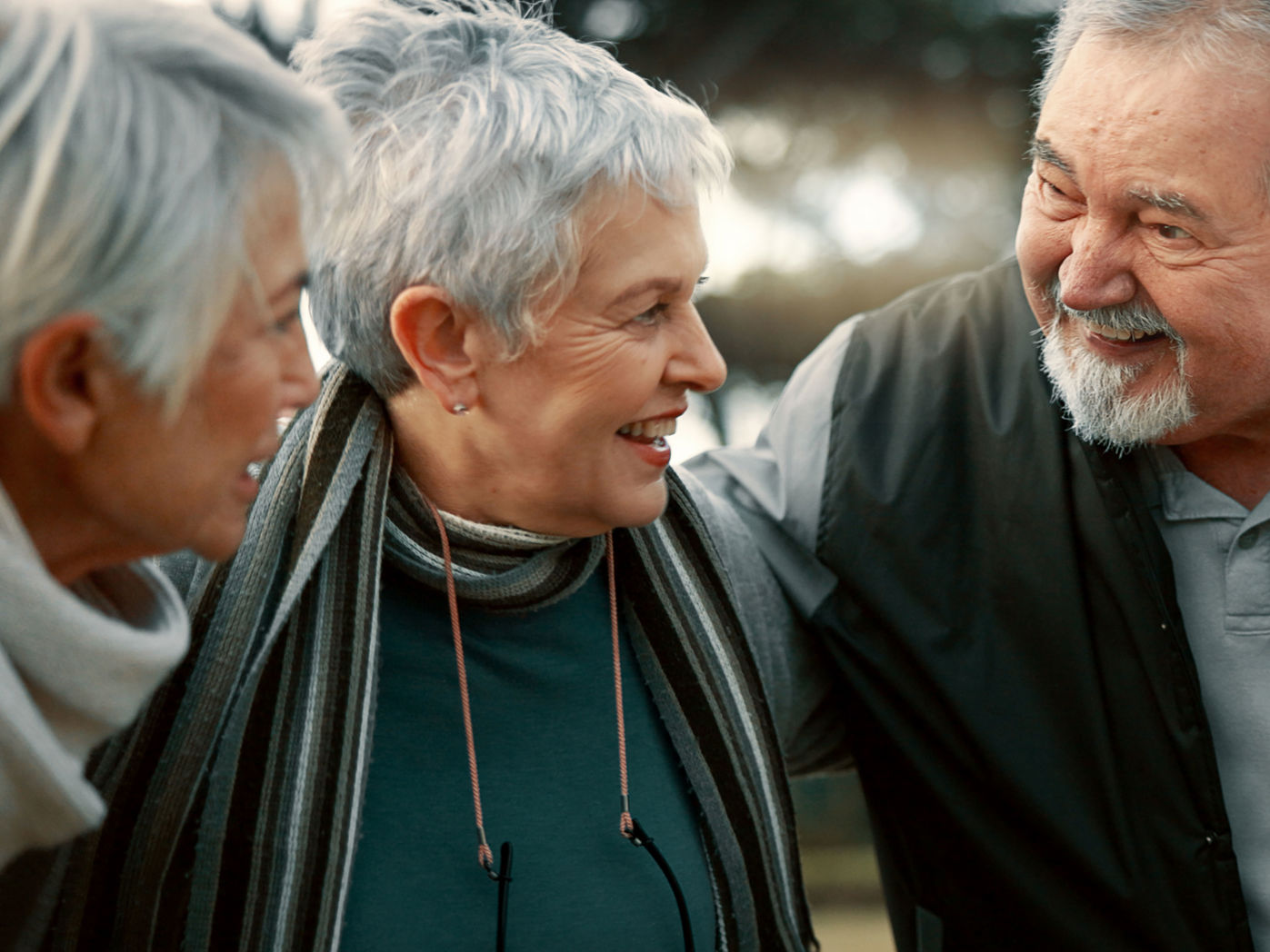 Glade seniorer skulder mod skulder