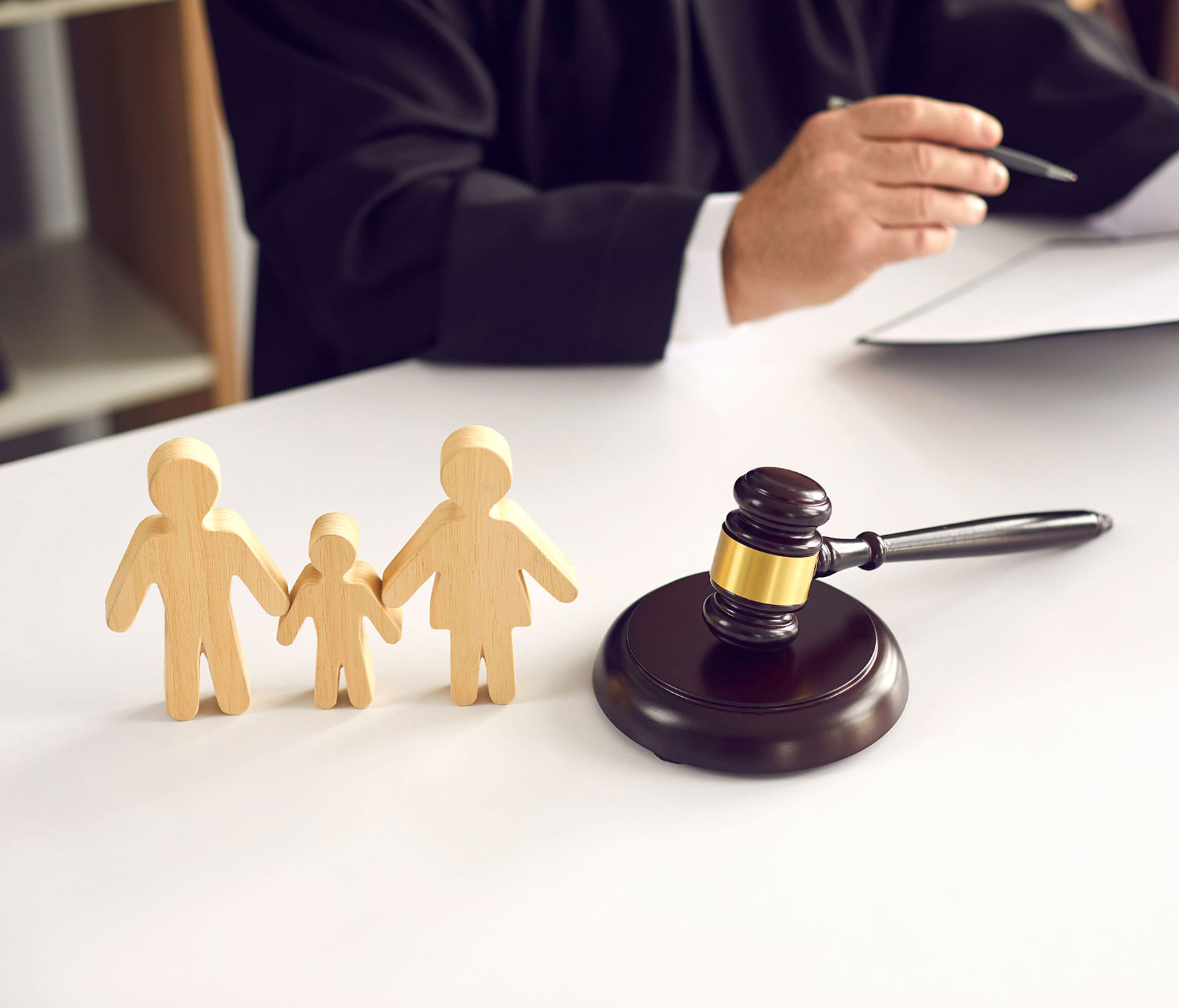 Træfigurer af en familie med en 'lov' hammer ved siden af