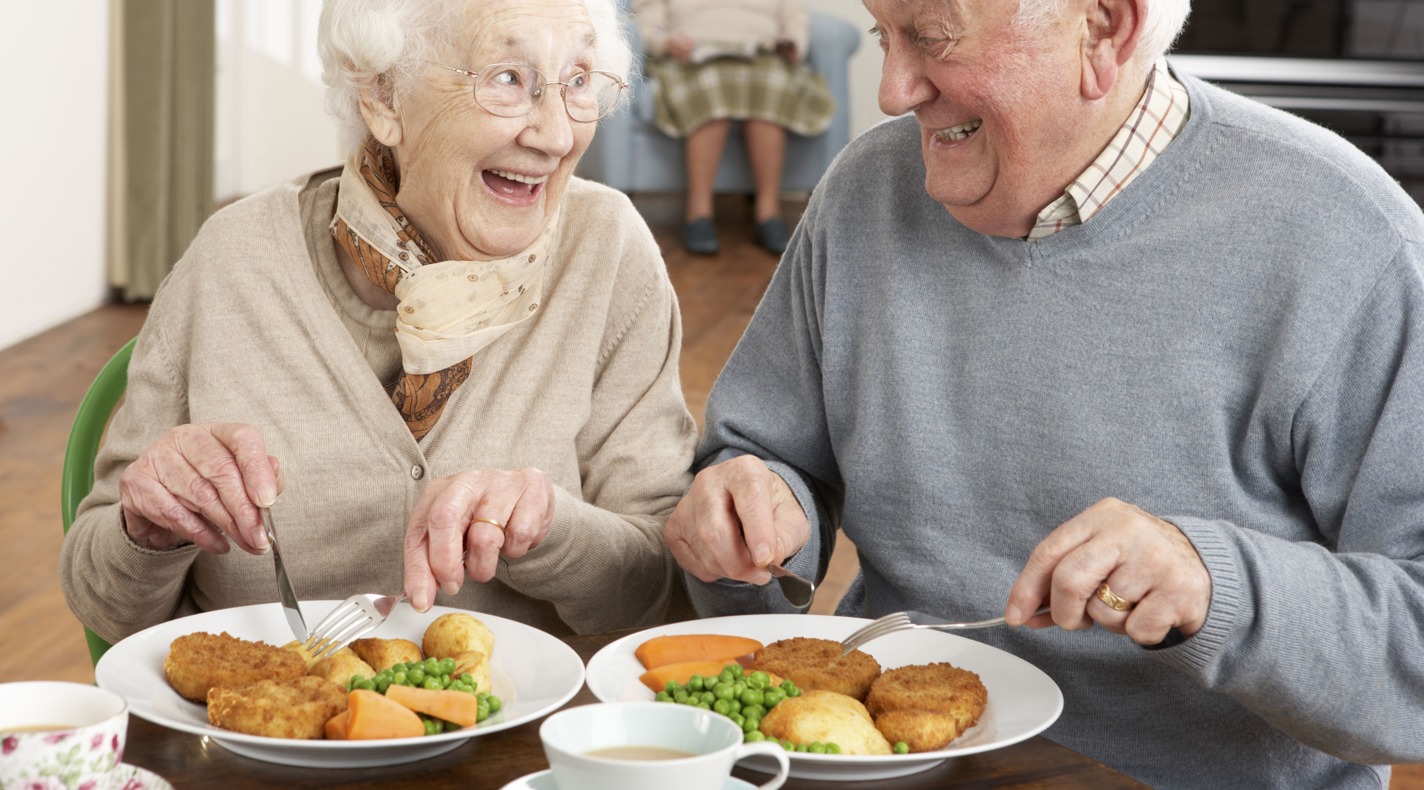 To glade seniorer der spiser sammen