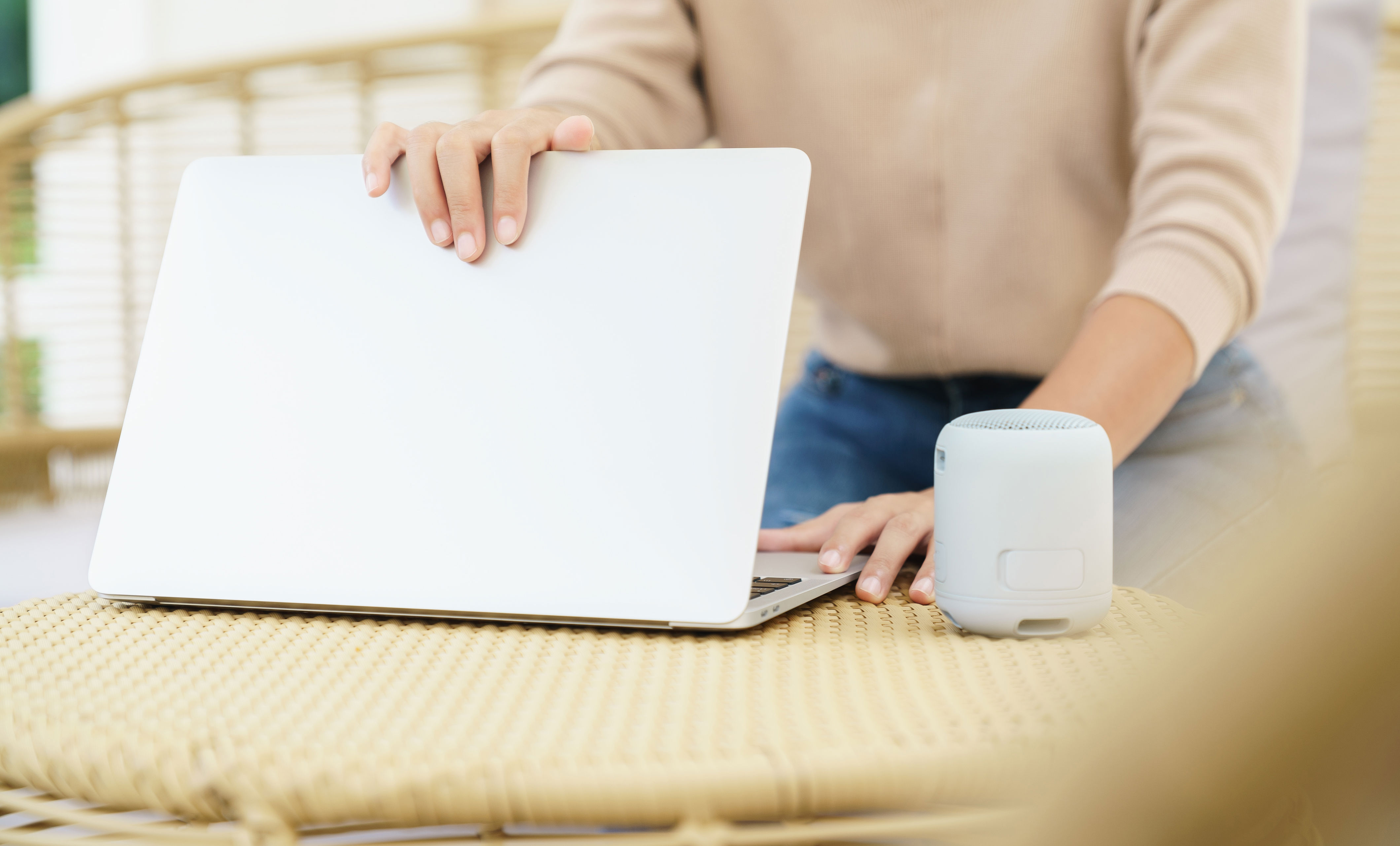 Kvinde med bærbar macbook