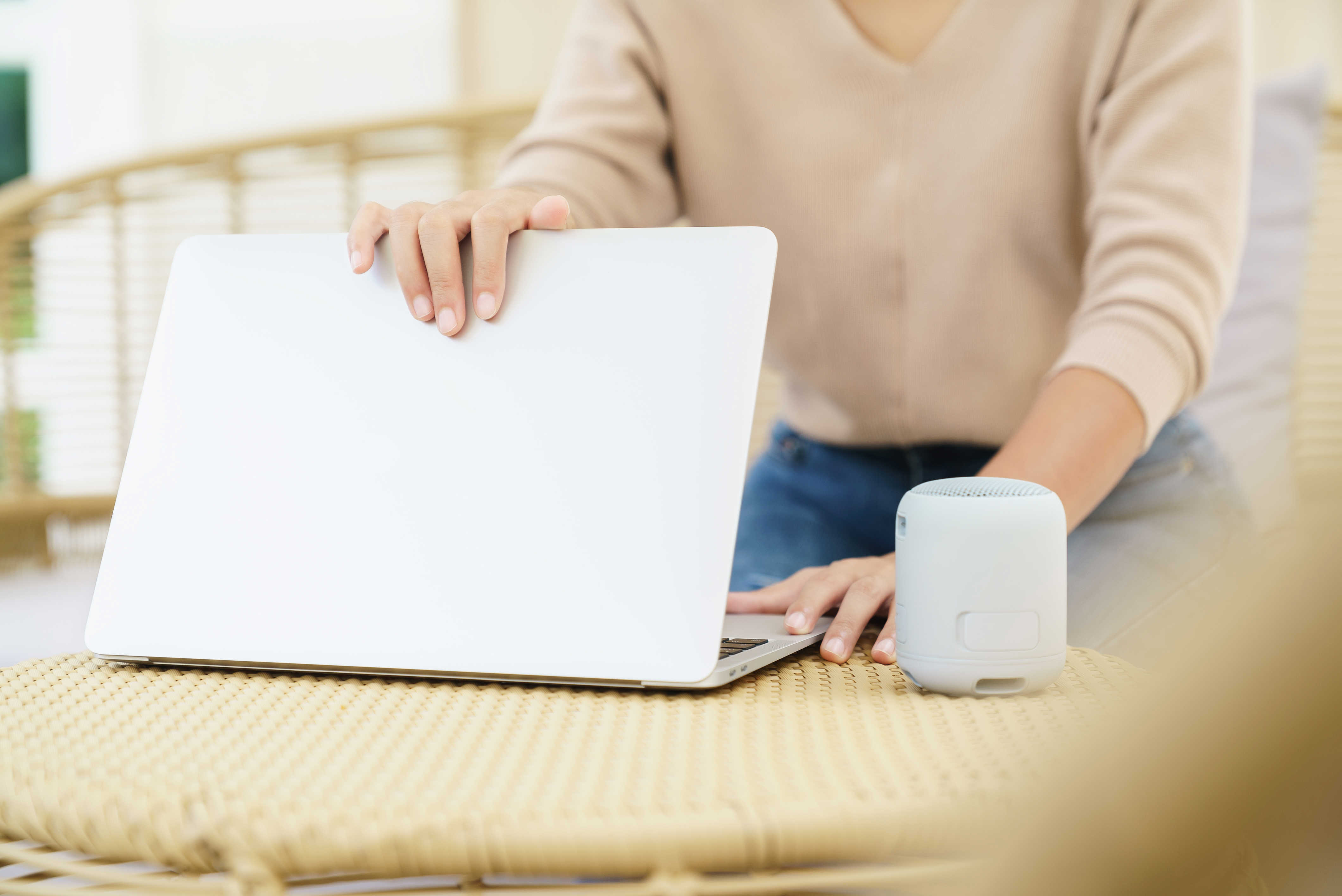 Kvinde med bærbar macbook