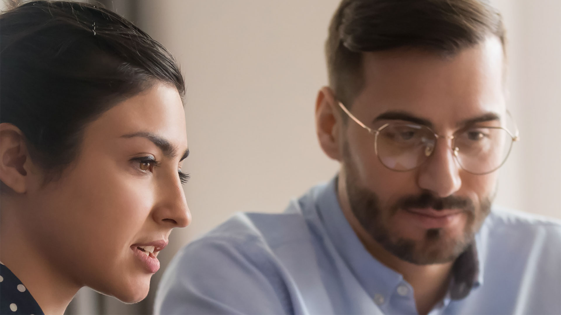 To personer med blikket rettet mod samme punkt