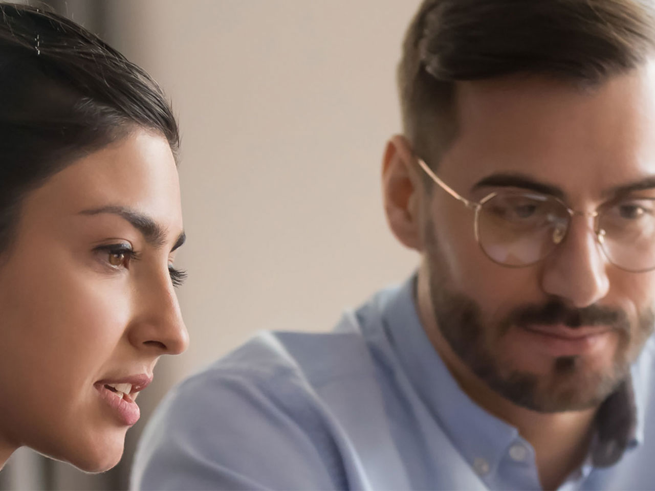 To personer med blikket rettet mod samme punkt