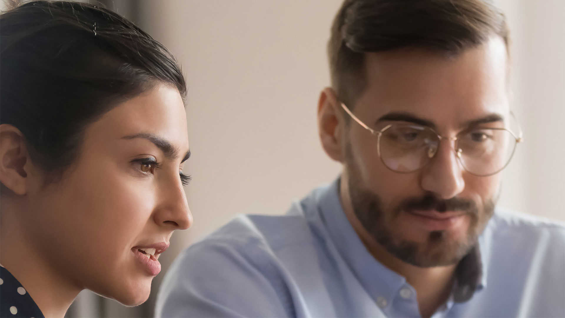 To personer med blikket rettet mod samme punkt