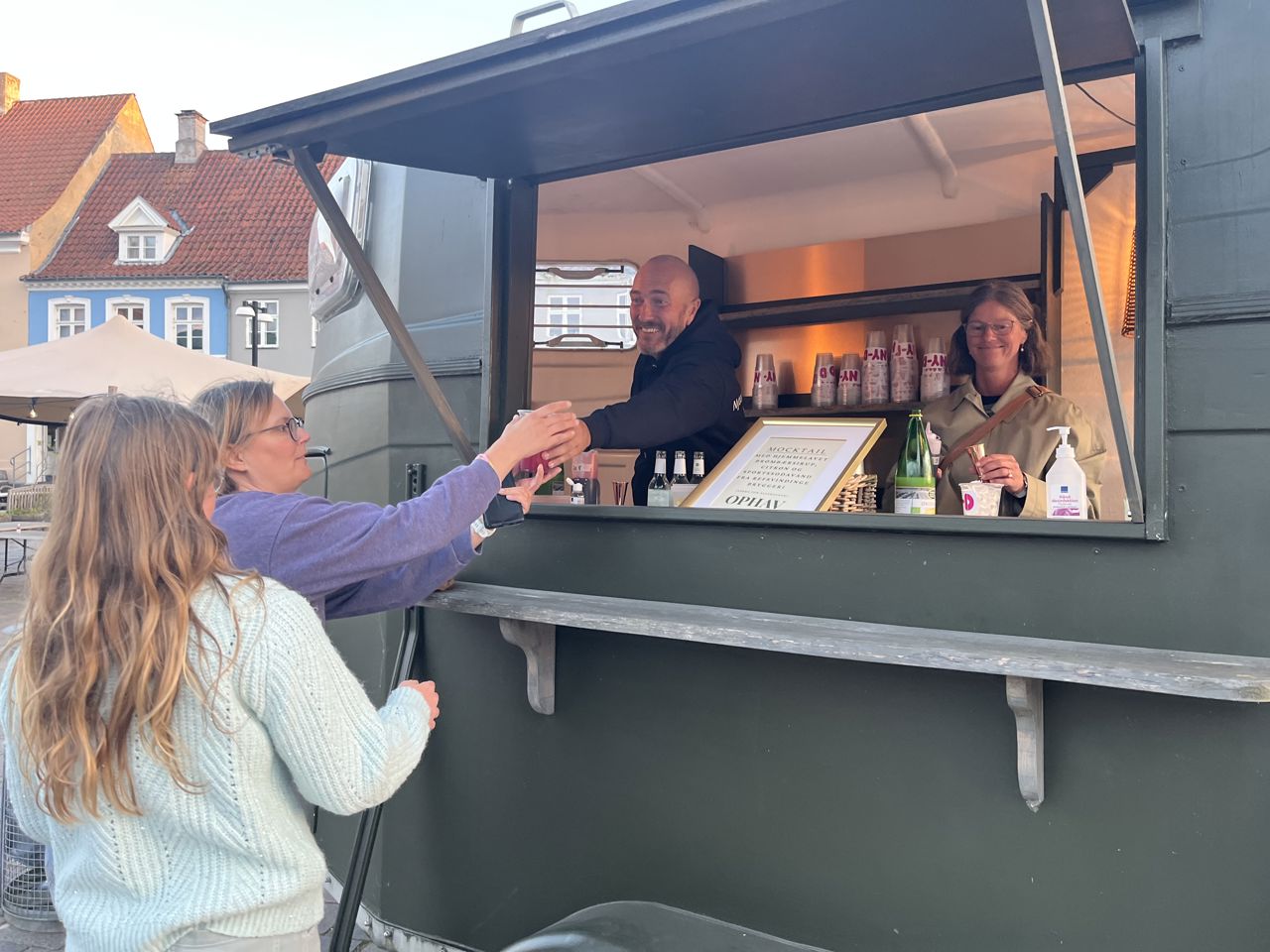 Uddeling af mocktails på Torvet il Nyd