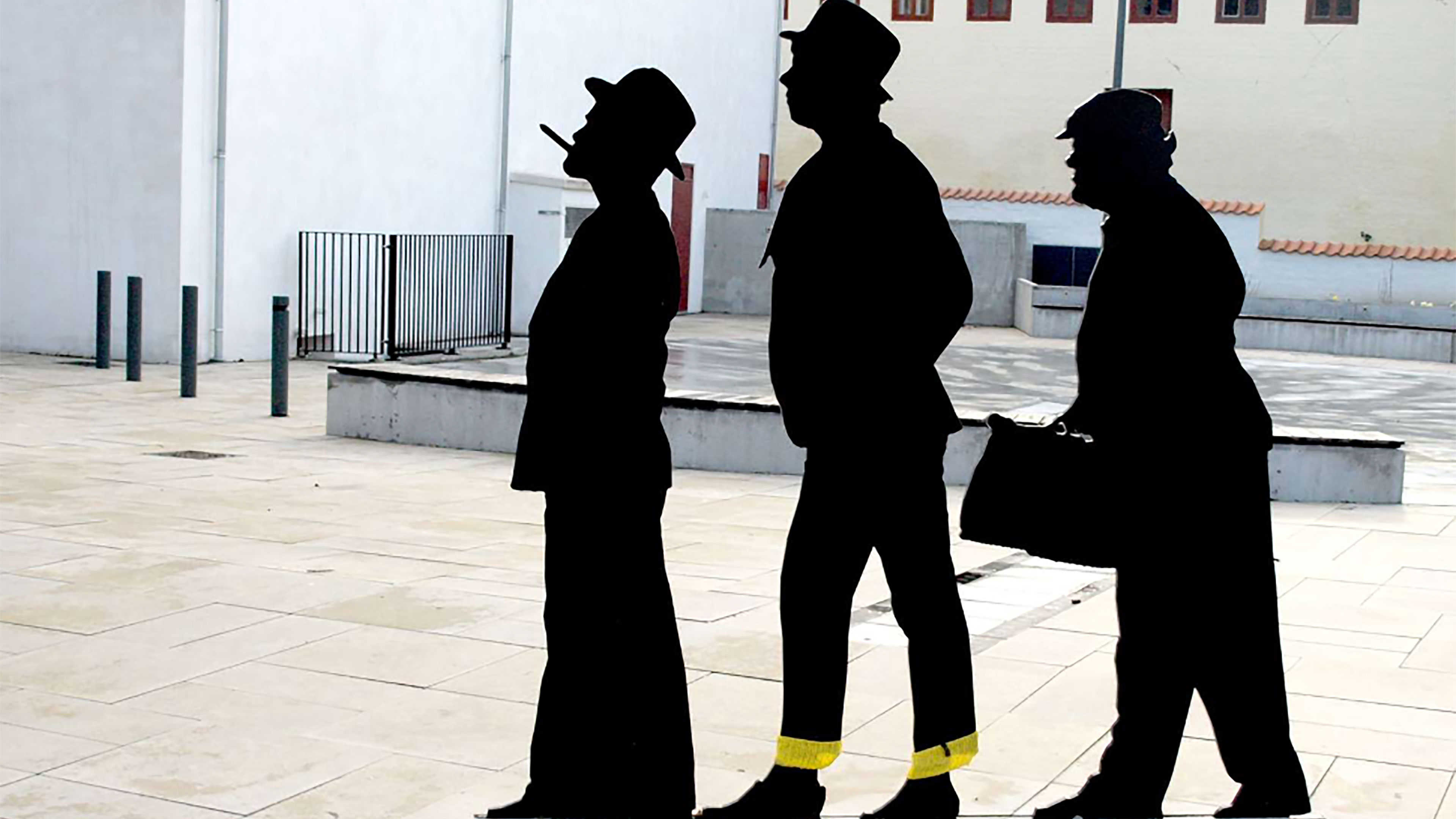 Silluet af Olsenbanden der står på Erik Ballings Plads i Nyborg