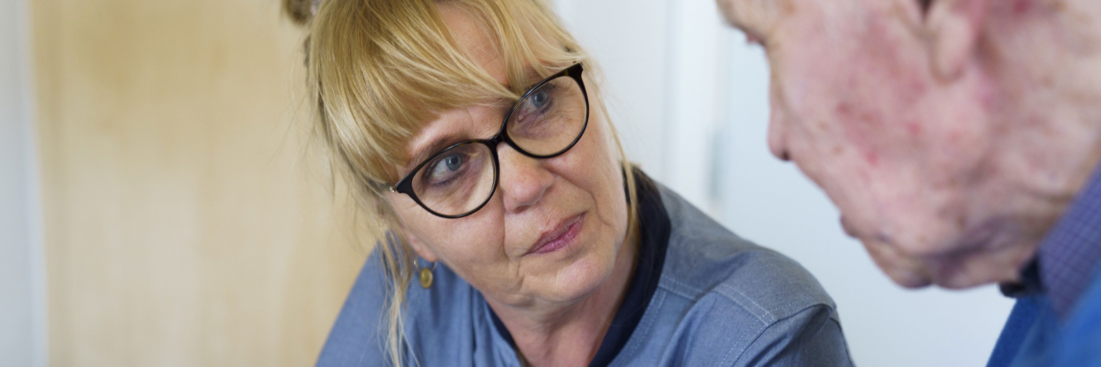 Samtale mellem en plejer og en ældre herre