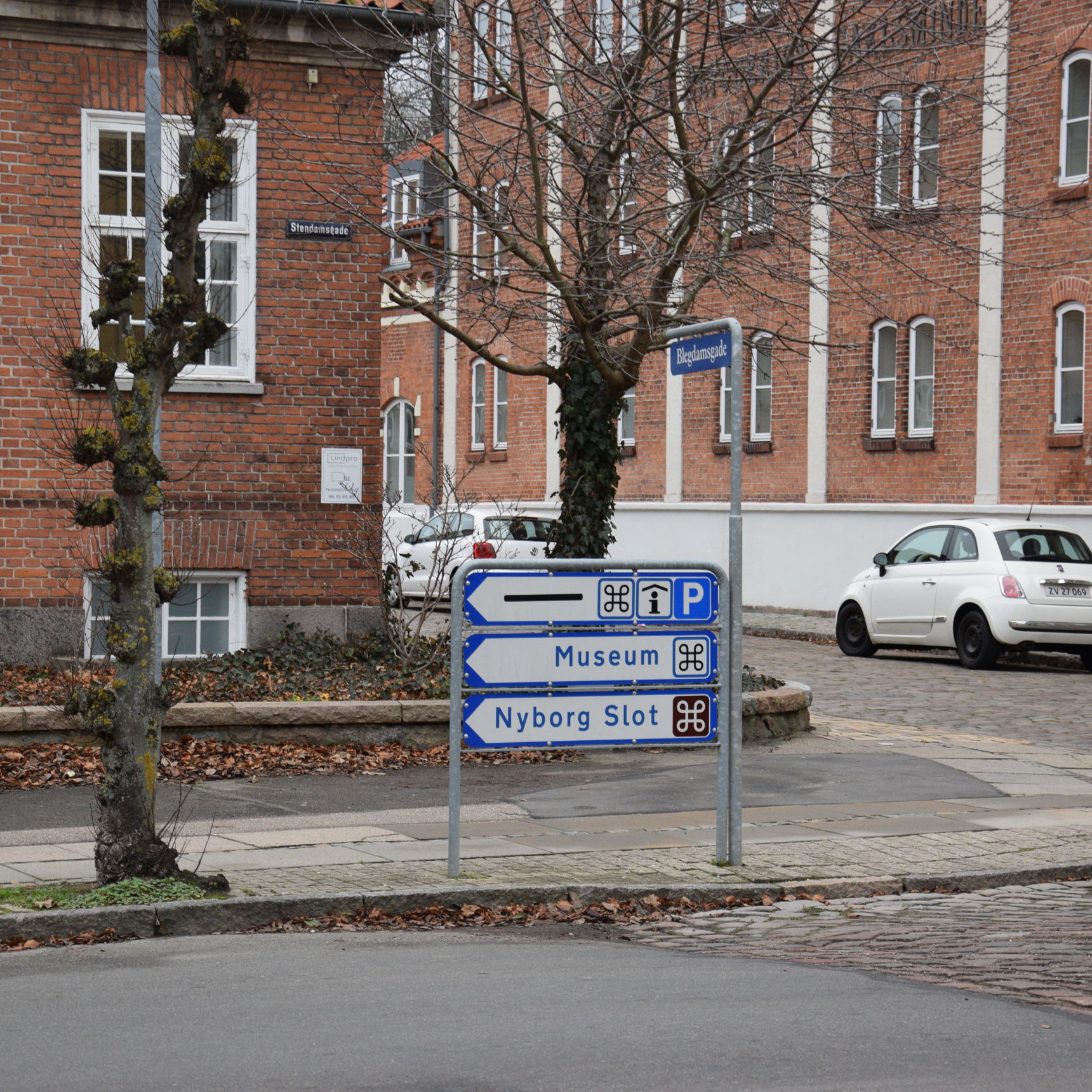 Vejskilt med ordlyden Museum, P og Nyborg Slot