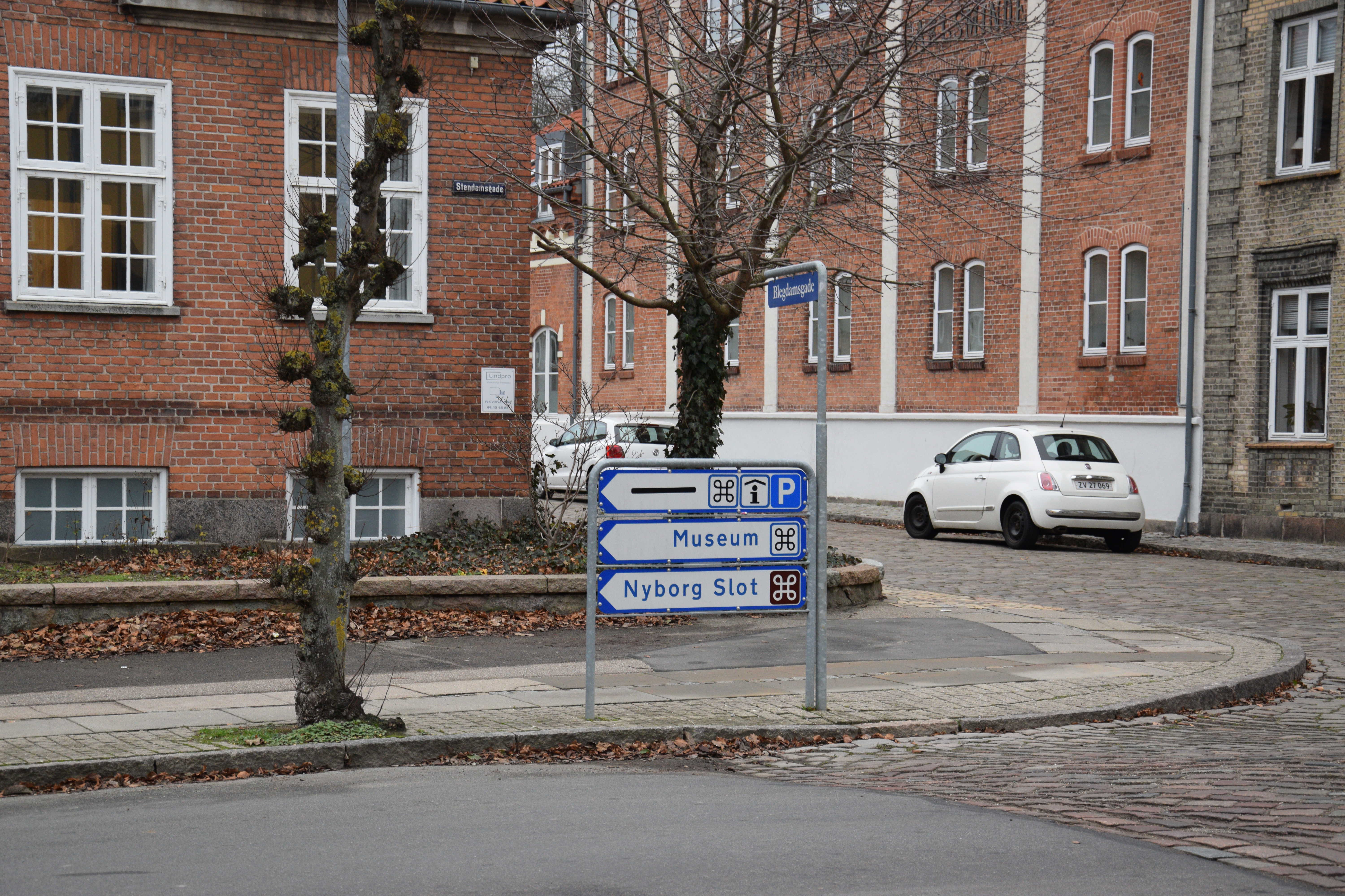 Vejskilt med ordlyden Museum, P og Nyborg Slot