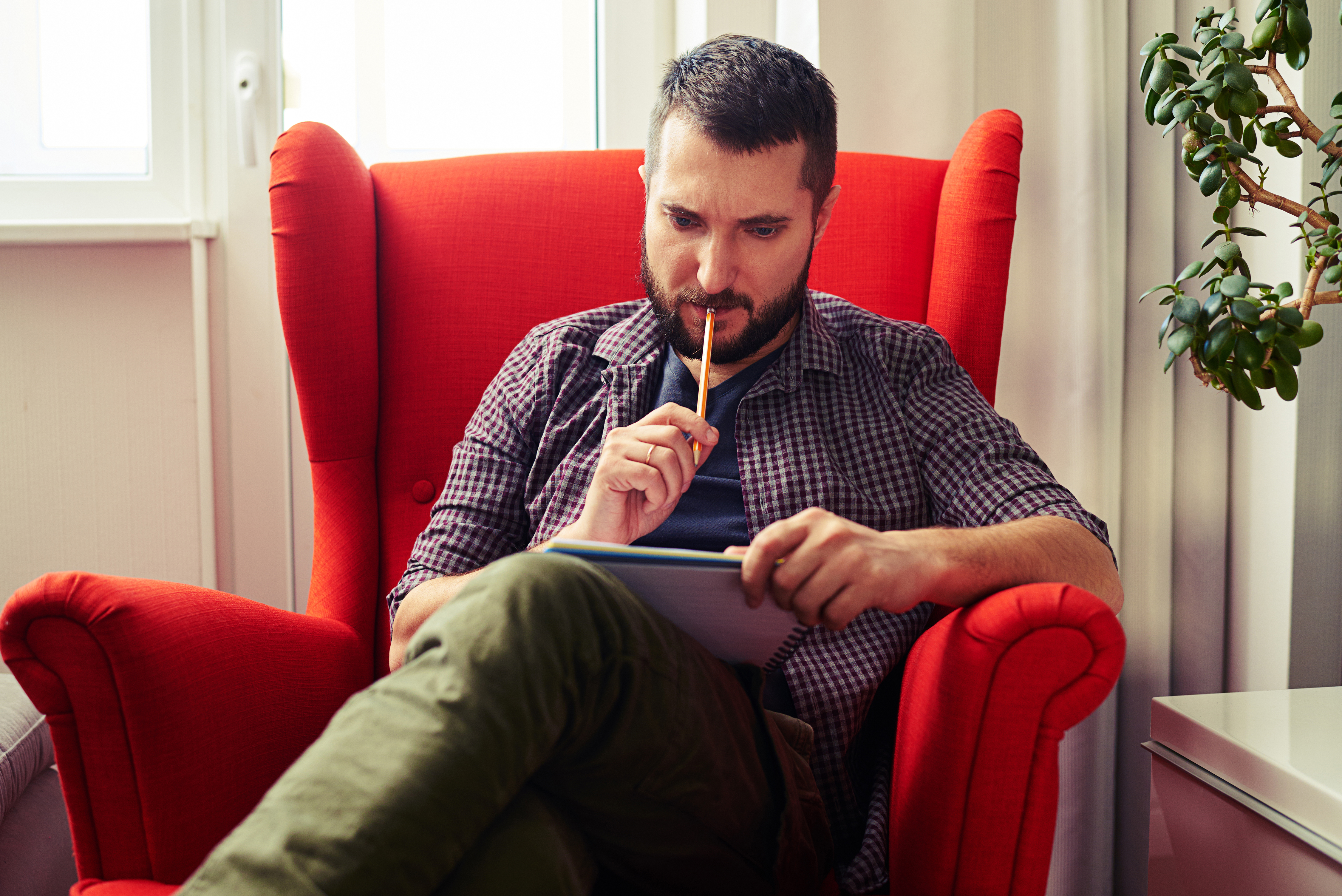Mand sidder og kigger på en notesblok
