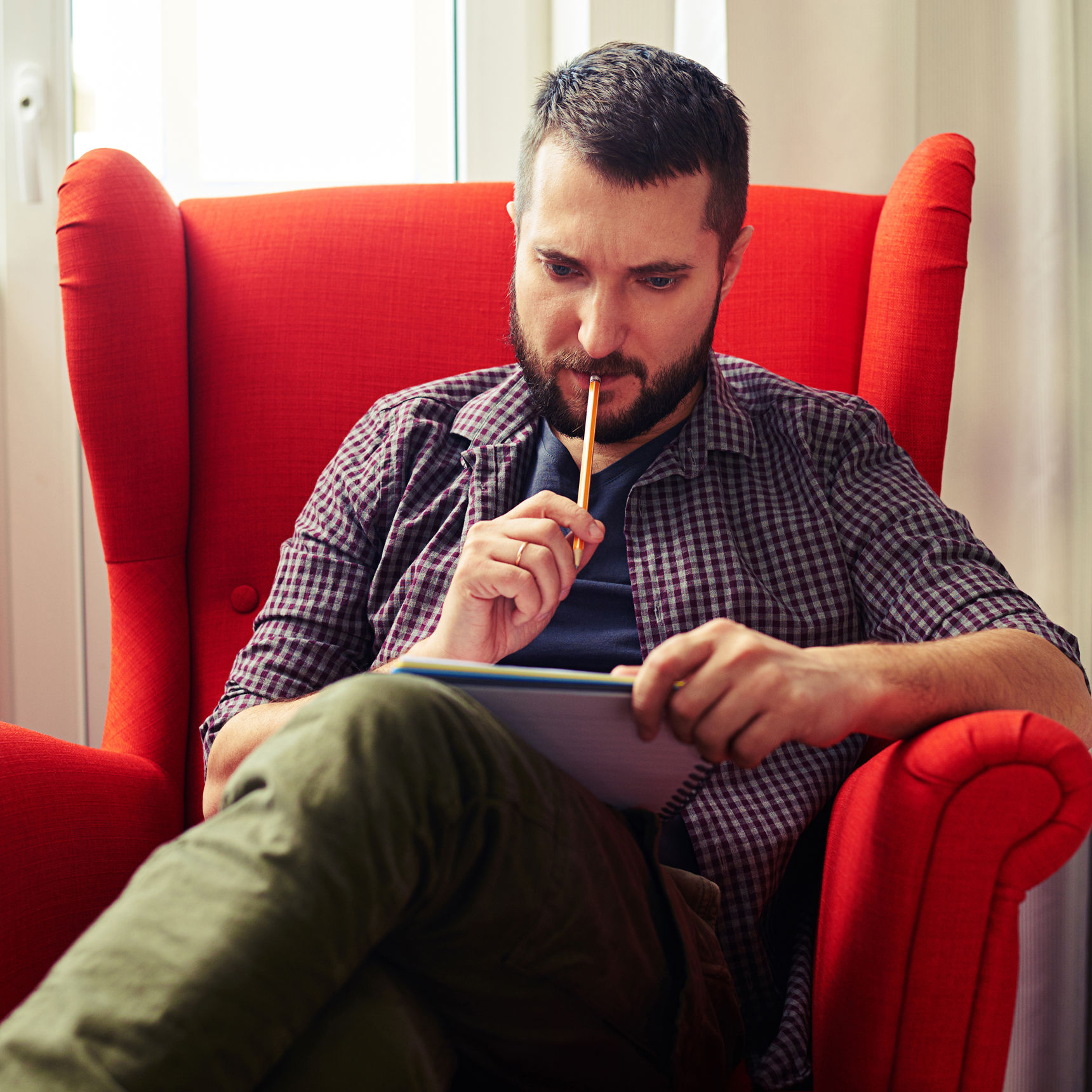 Mand sidder og kigger på en notesblok