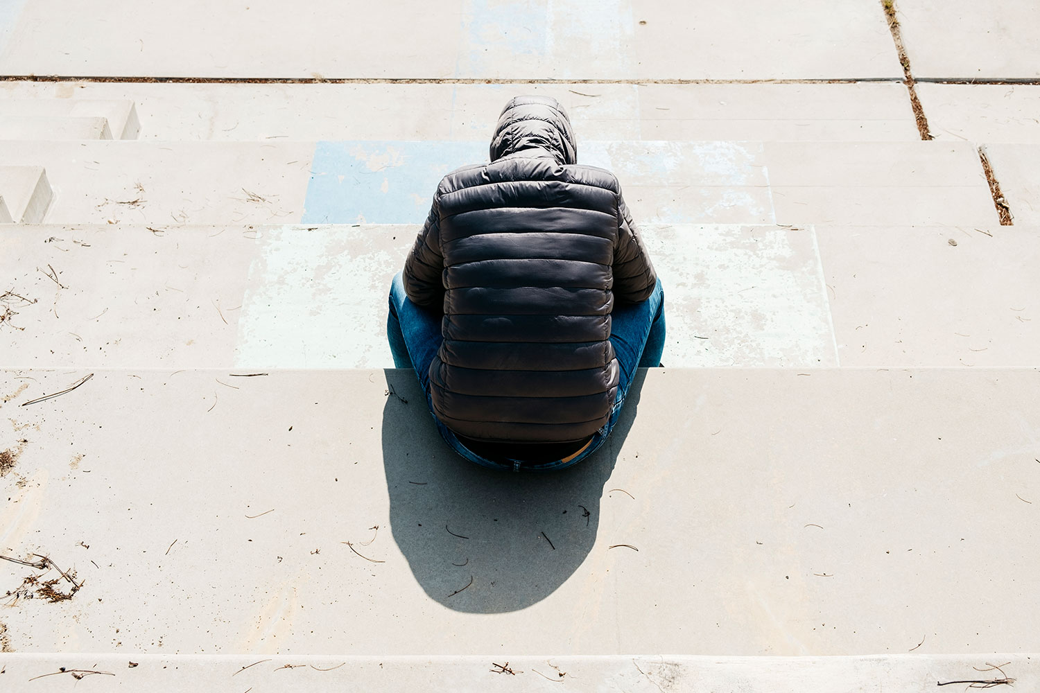 Ryggen af en person med hætten over hovedet