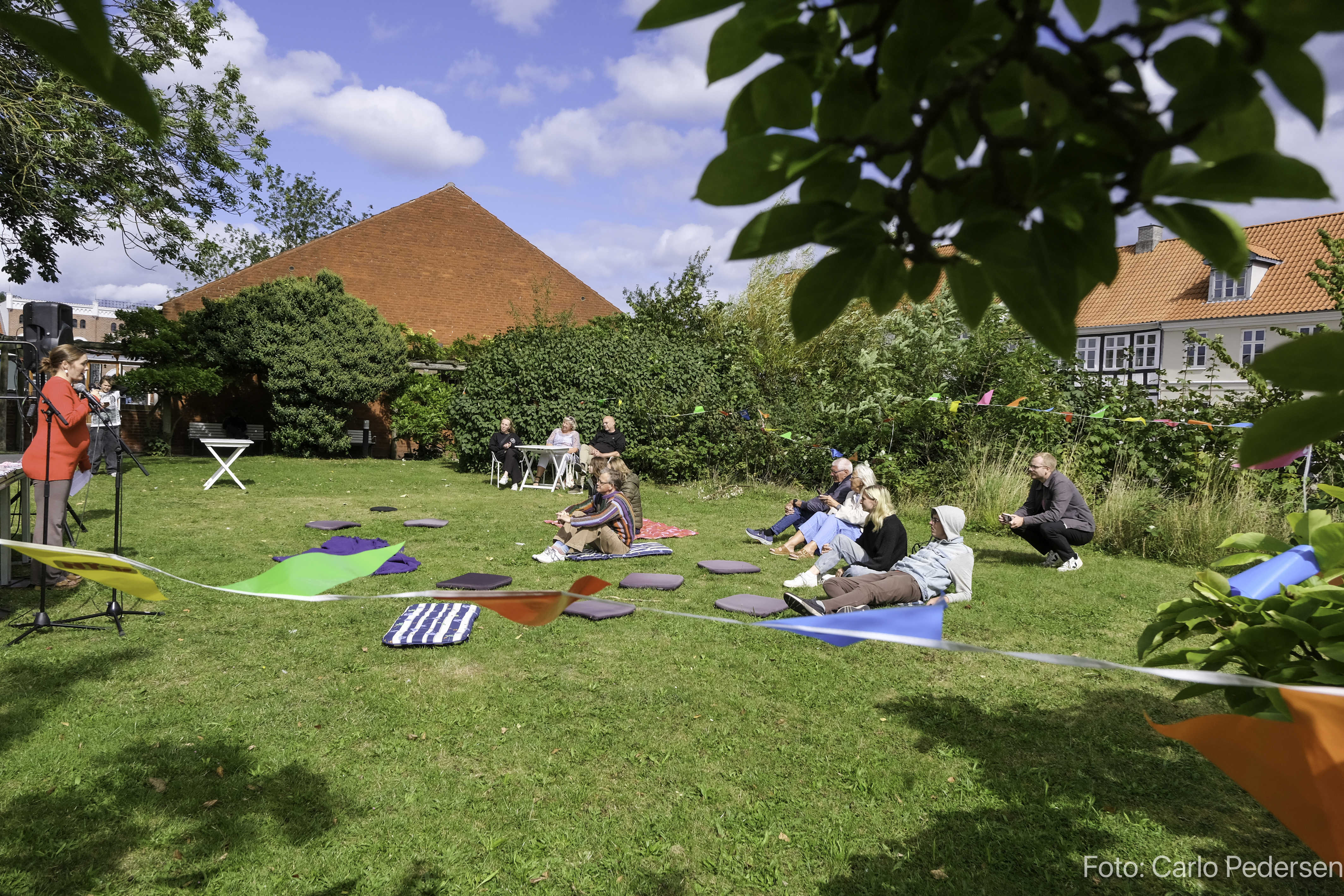 Vært/Amalie S præsenterer Standup i Bibliotekshaven