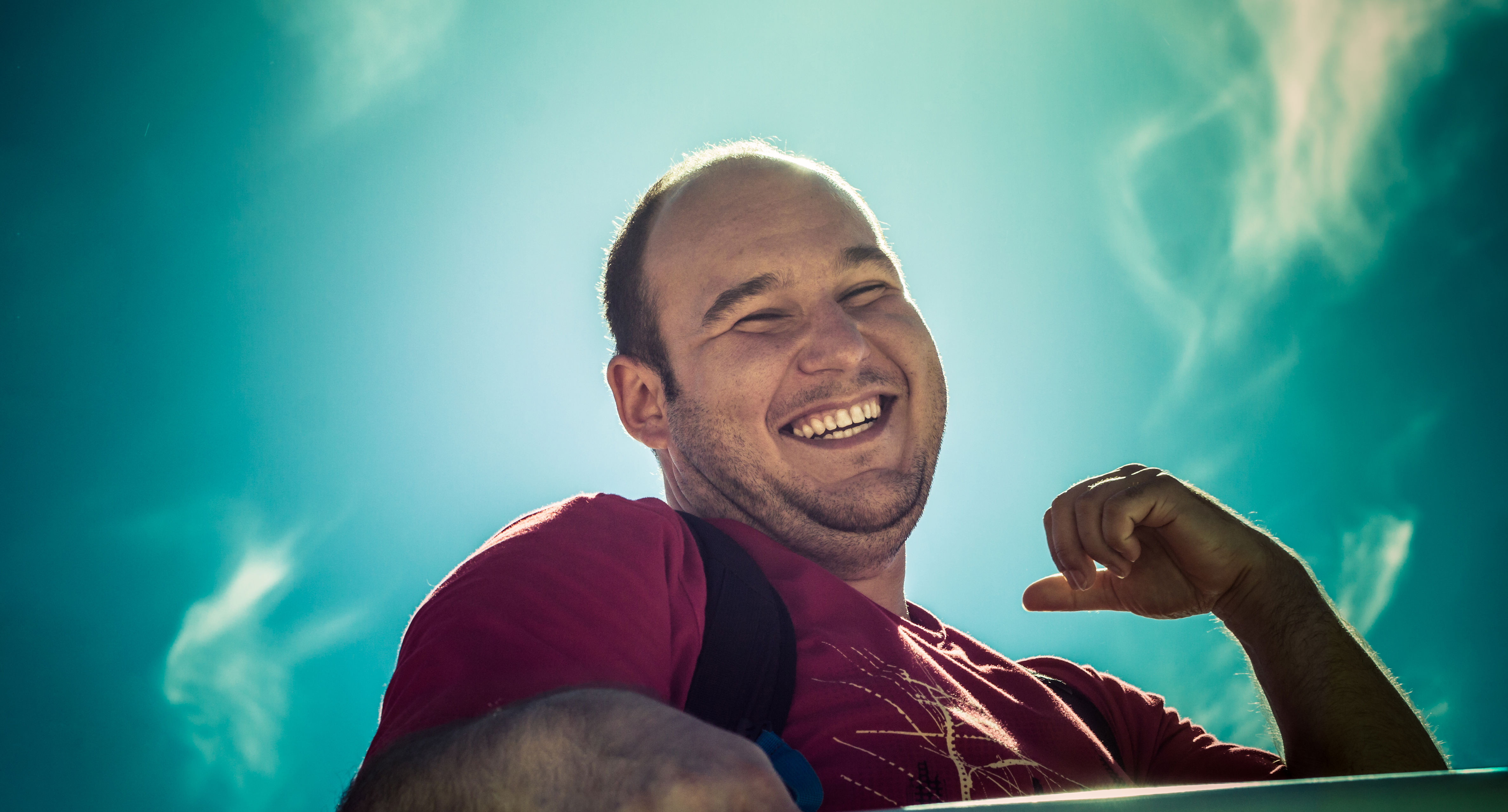 Smilende mand med blå himmel i baggrunden