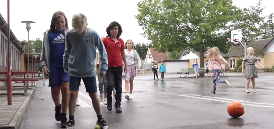 Børn der leger i en skolegård