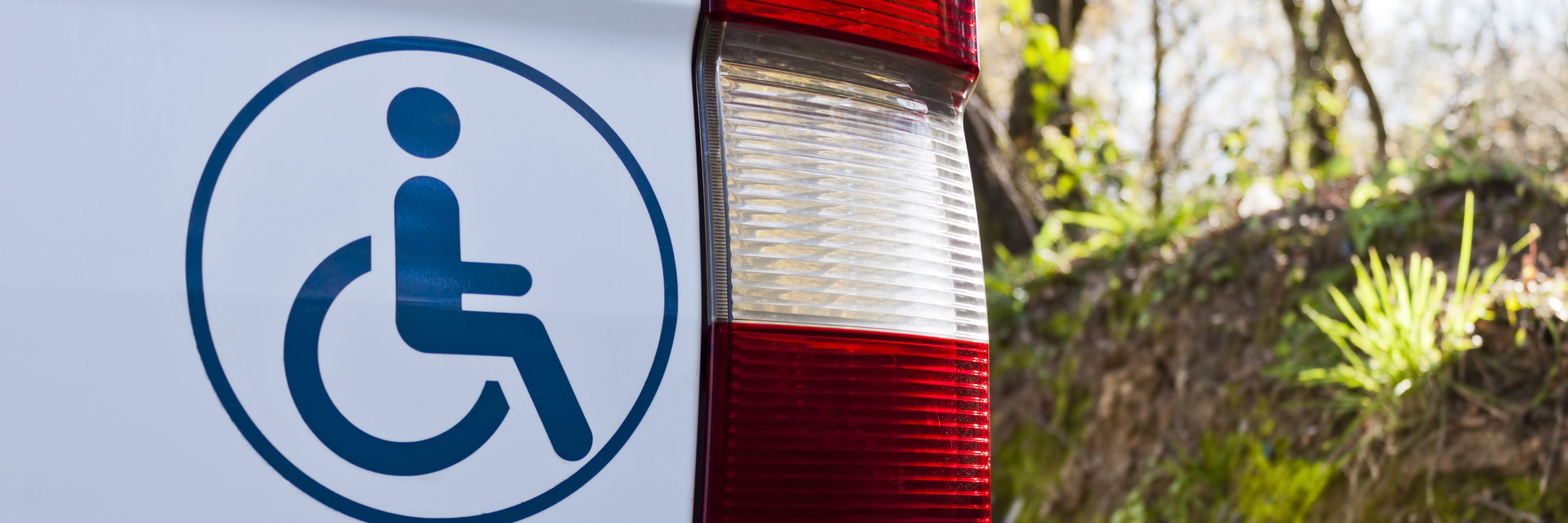 Bil med handicapskilt klistret bagpå