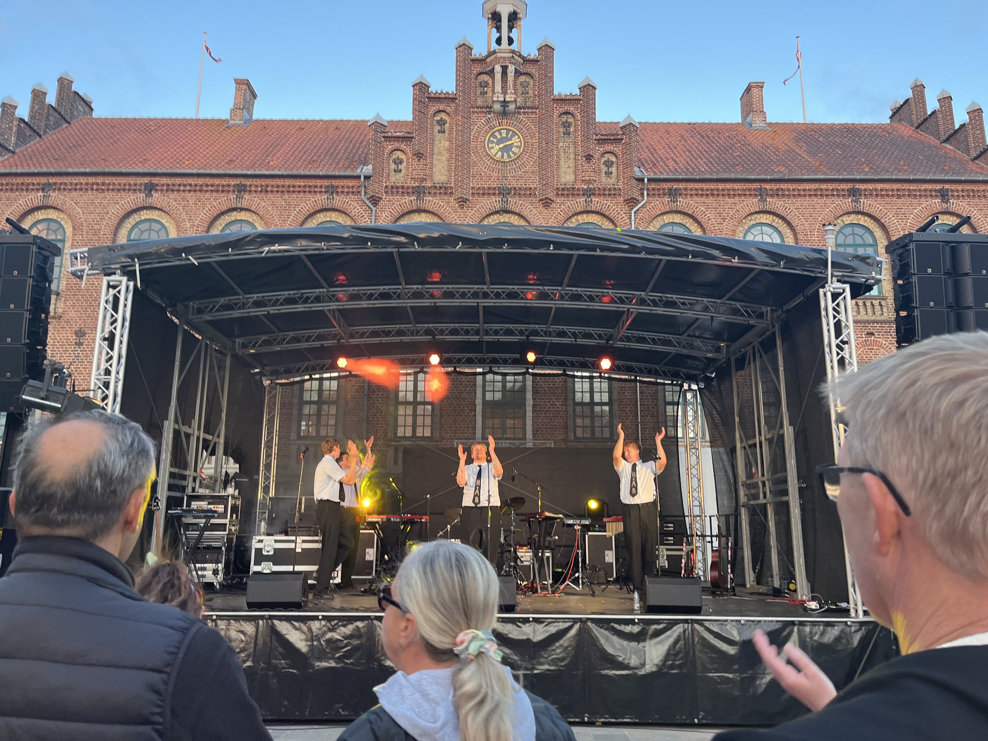 Koncert med 9000 håb på torvet til nyd