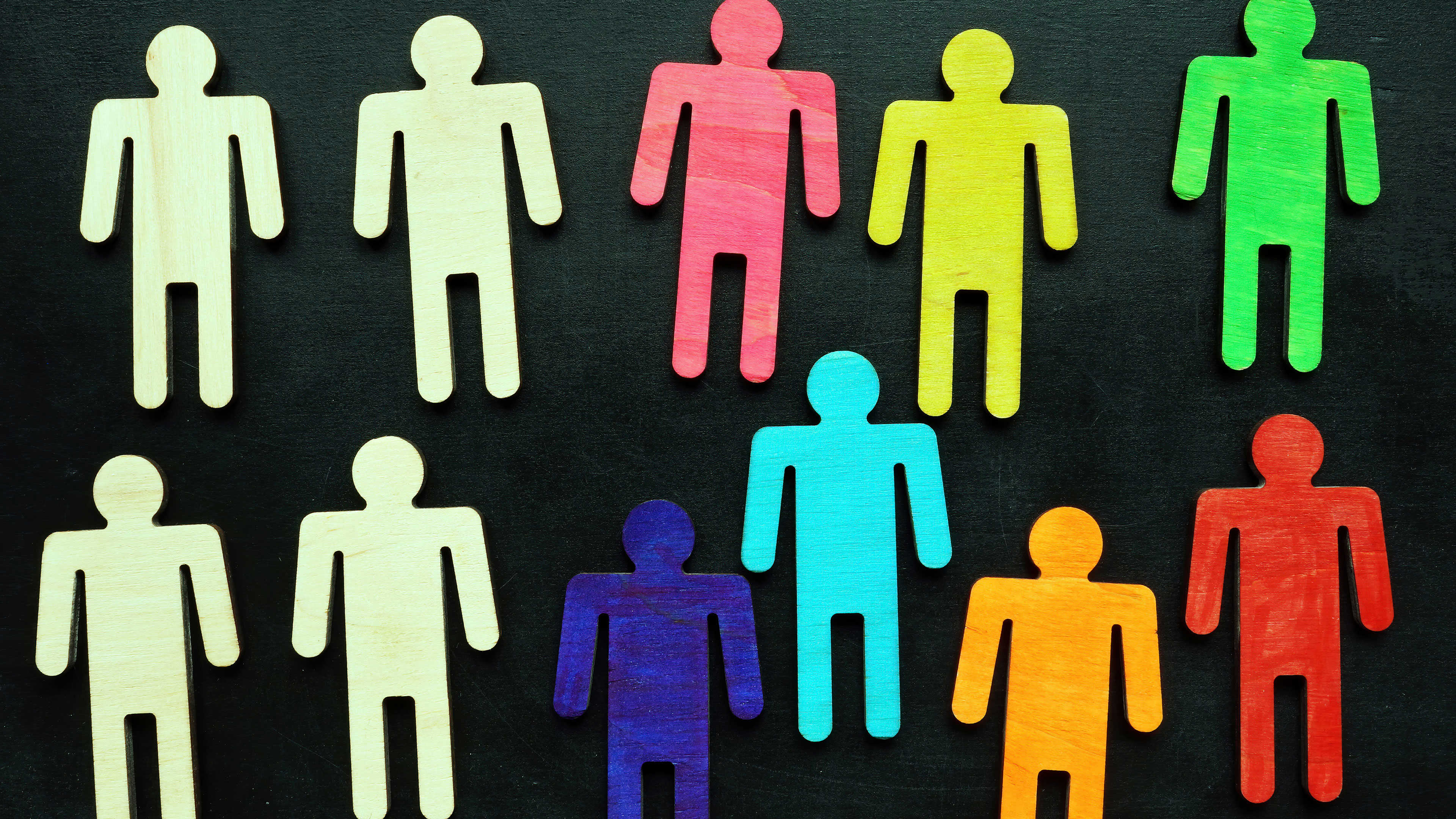 Farvede tændstikmænd på en sort baggrund