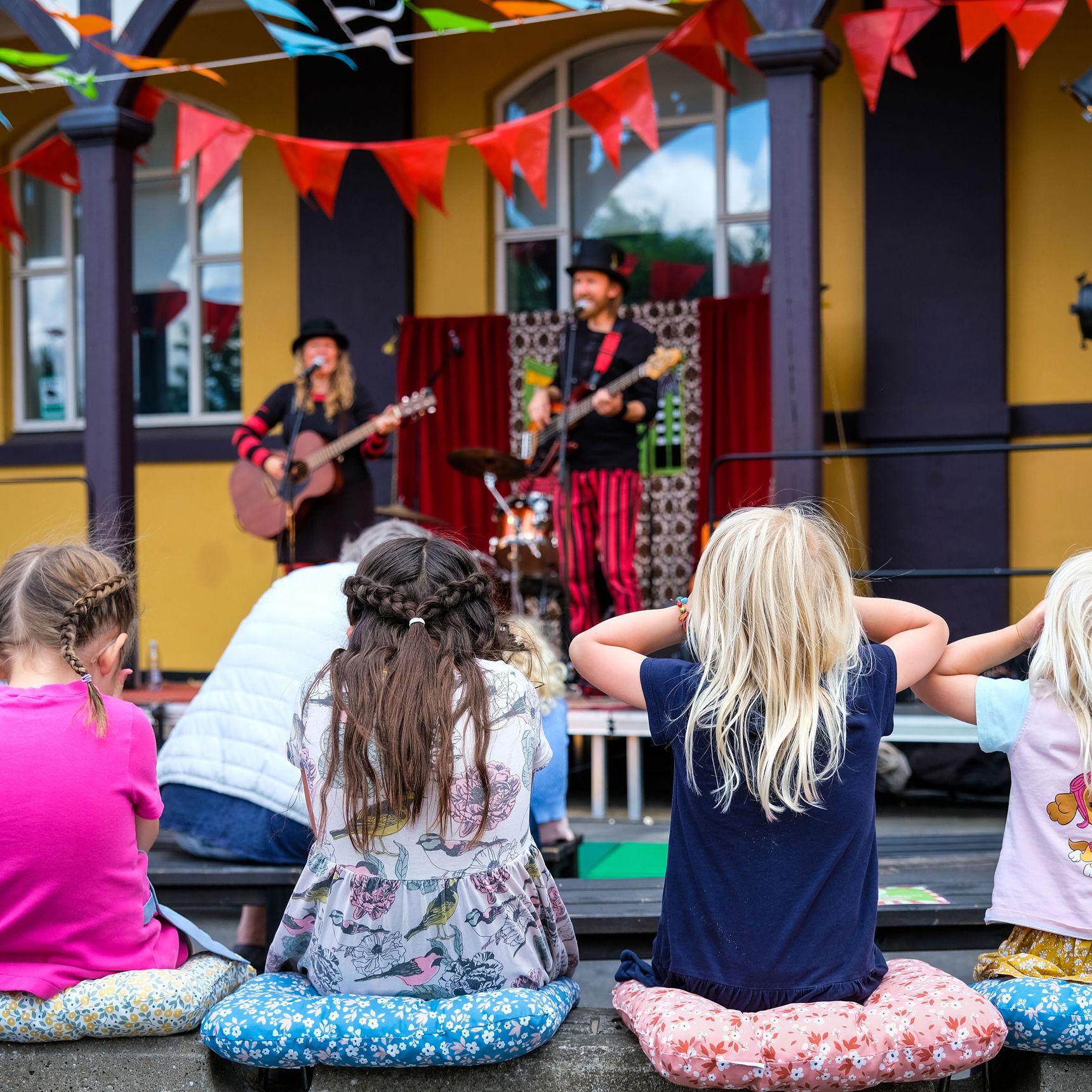 Børn ser teater på Bastionen