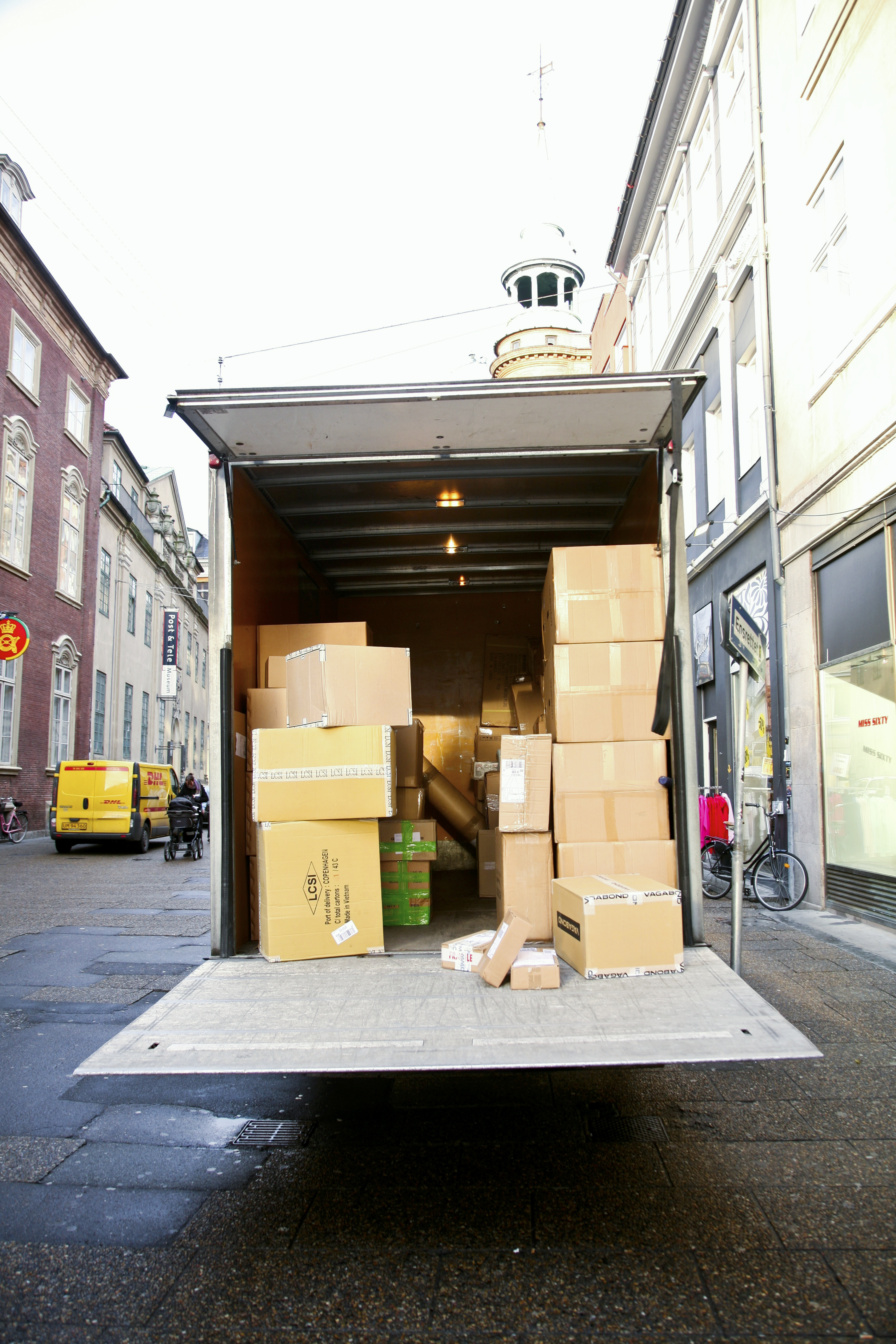 Parkering af lastbil midt på vejen med en masse pakker som last