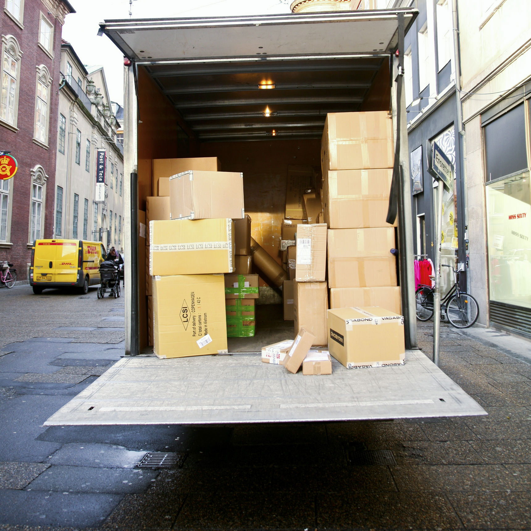 Parkering af lastbil midt på vejen med en masse pakker som last