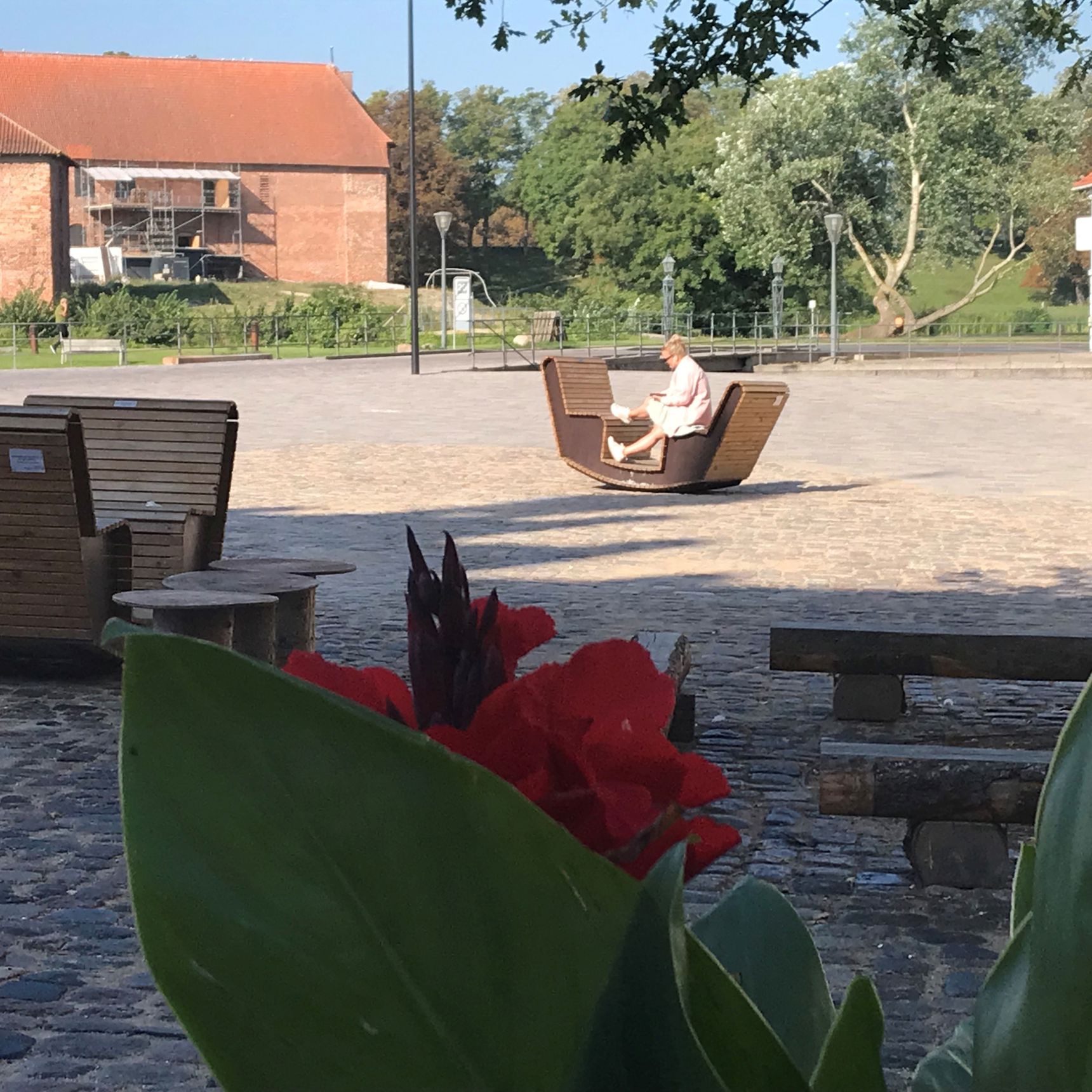 Sociale møbler "gynger" på Torvet