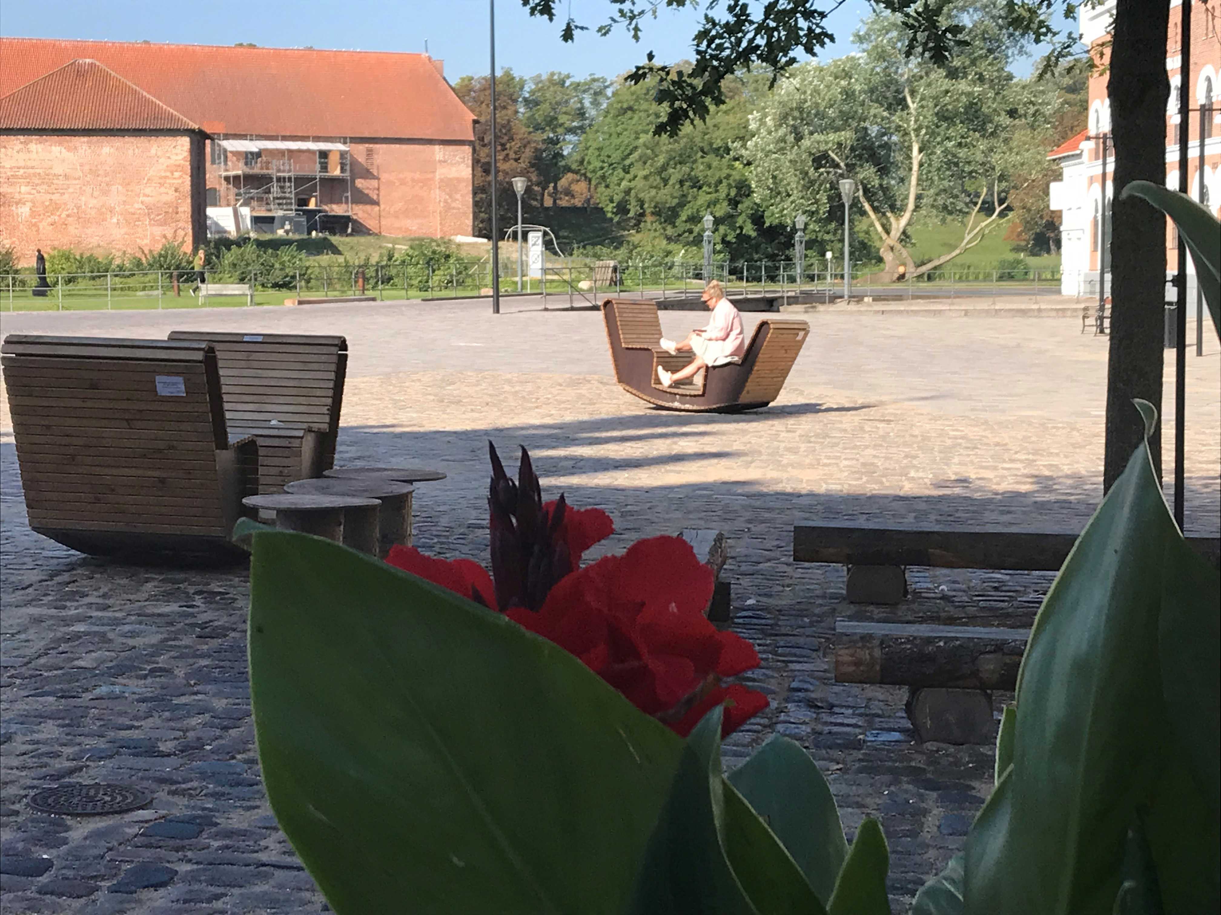 Sociale møbler "gynger" på Torvet