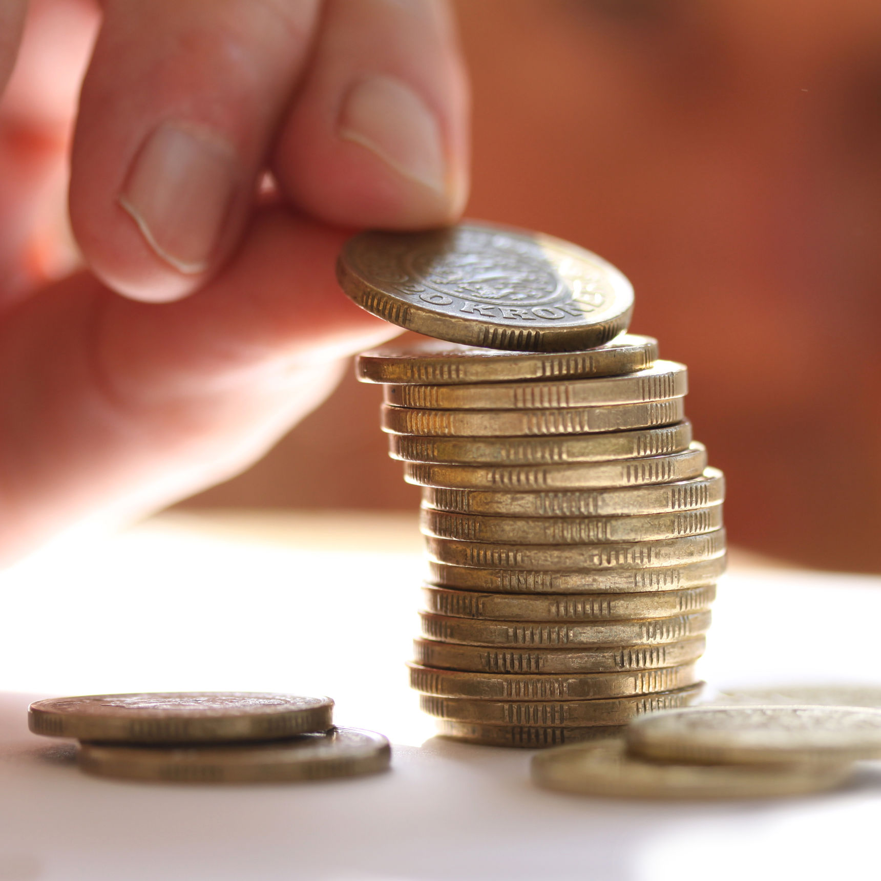 Hånd der stabler mønter