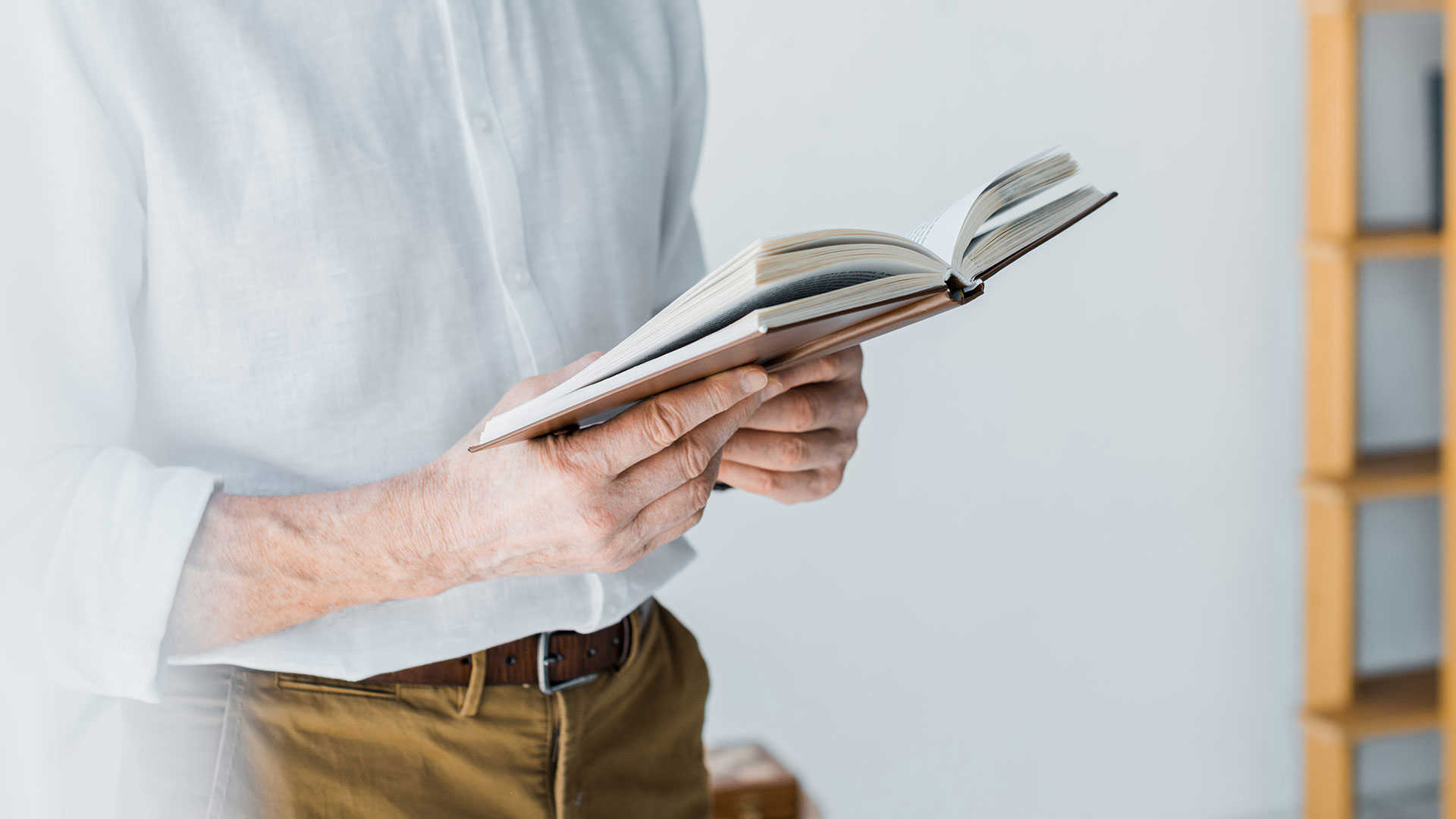 Hænder der holder en bog